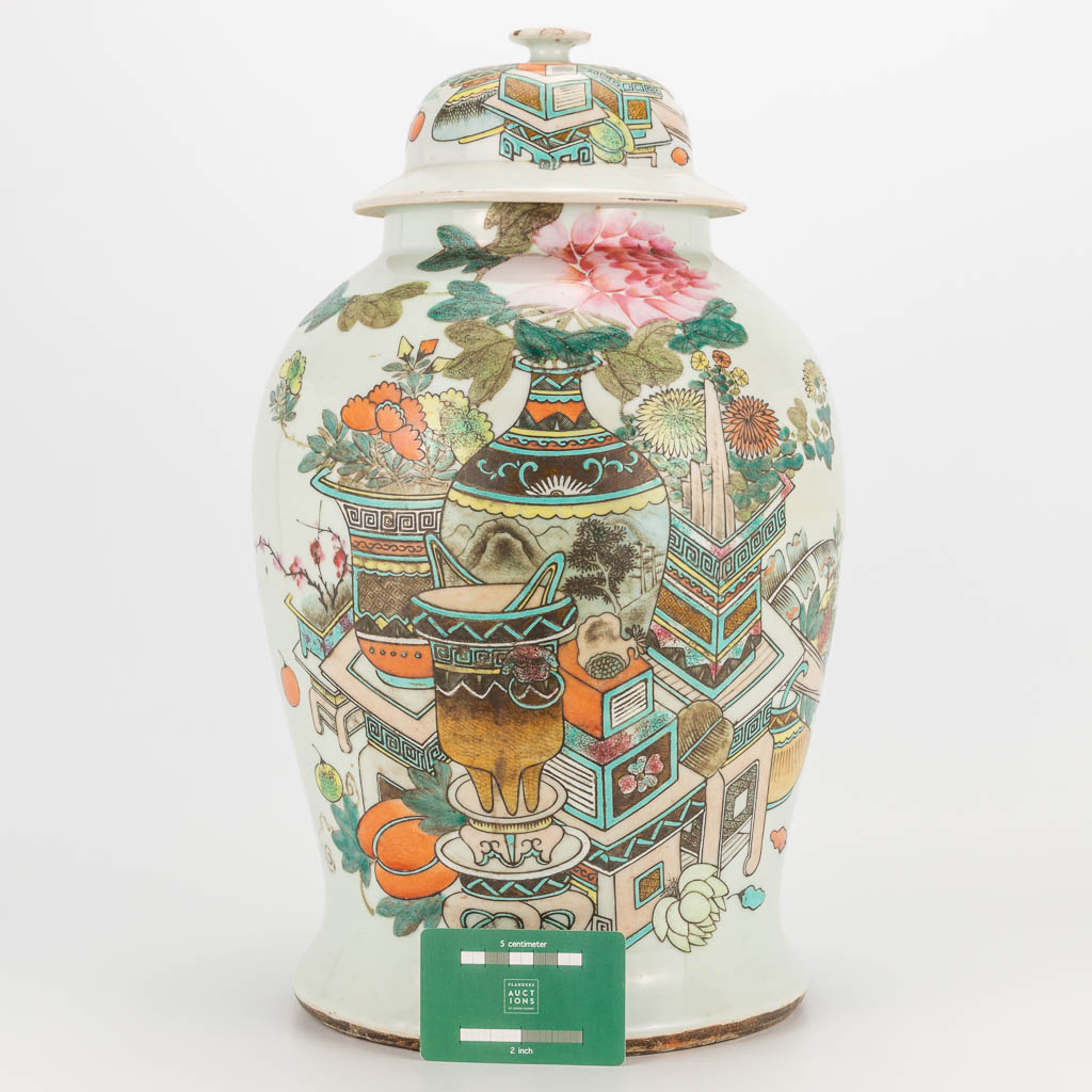 A Chinese porcelain vase with lid, decor of 100 antiquities. 19th/20th century. (43 x 27 cm) - Image 16 of 20