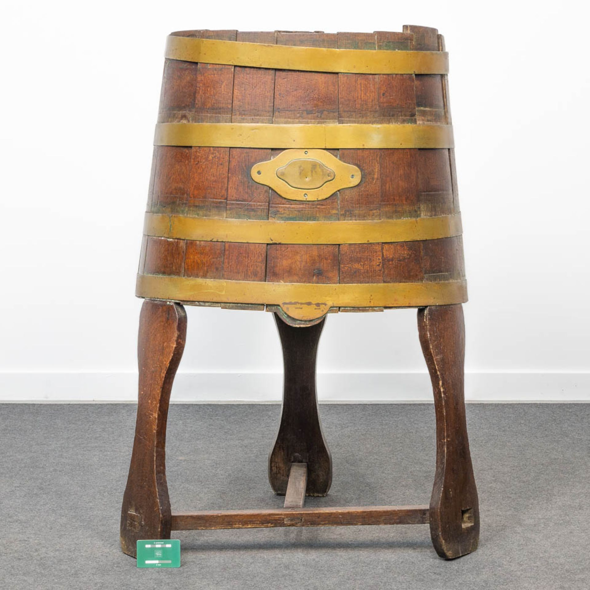A churn standing on a base, made of oak and brass. (61 x 51 x 105 cm) - Image 4 of 6