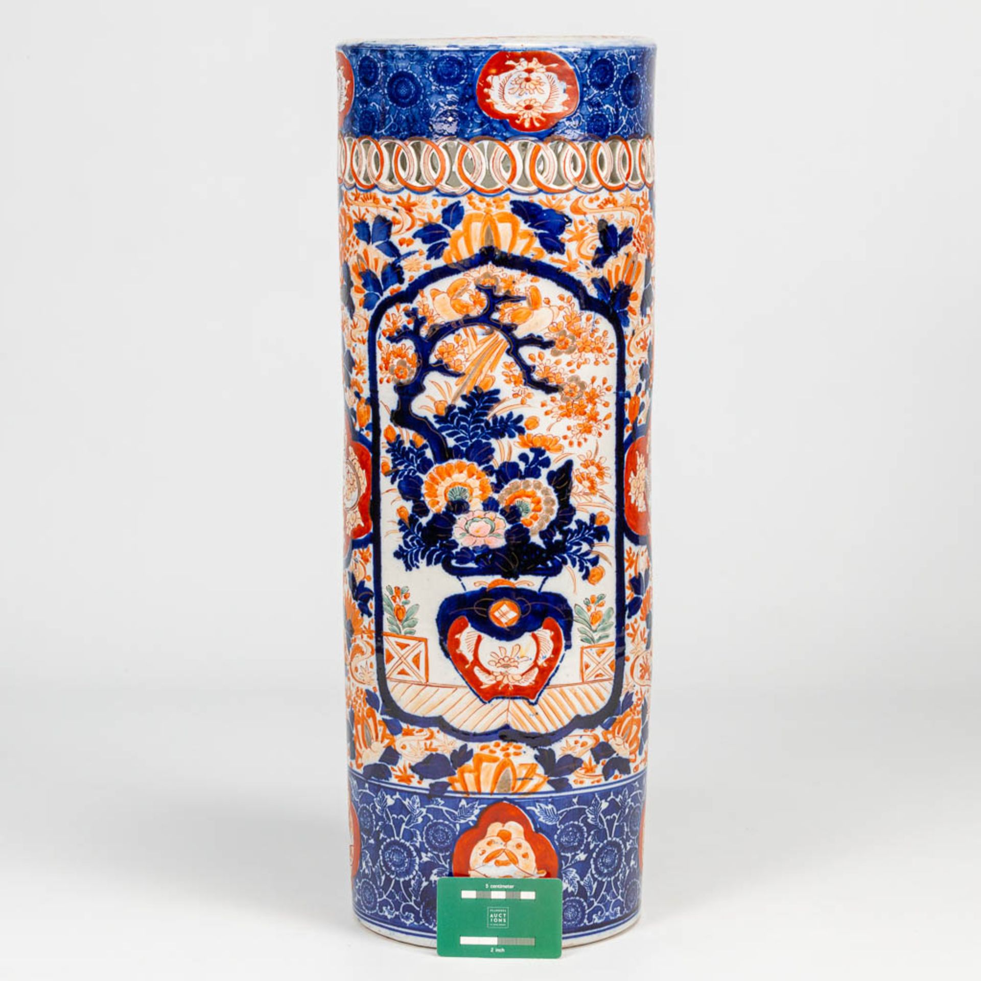 An Imari umbrella stand, vase made of porcelain in Japan. 19th/20th century. (61 x 22 cm) - Image 11 of 17