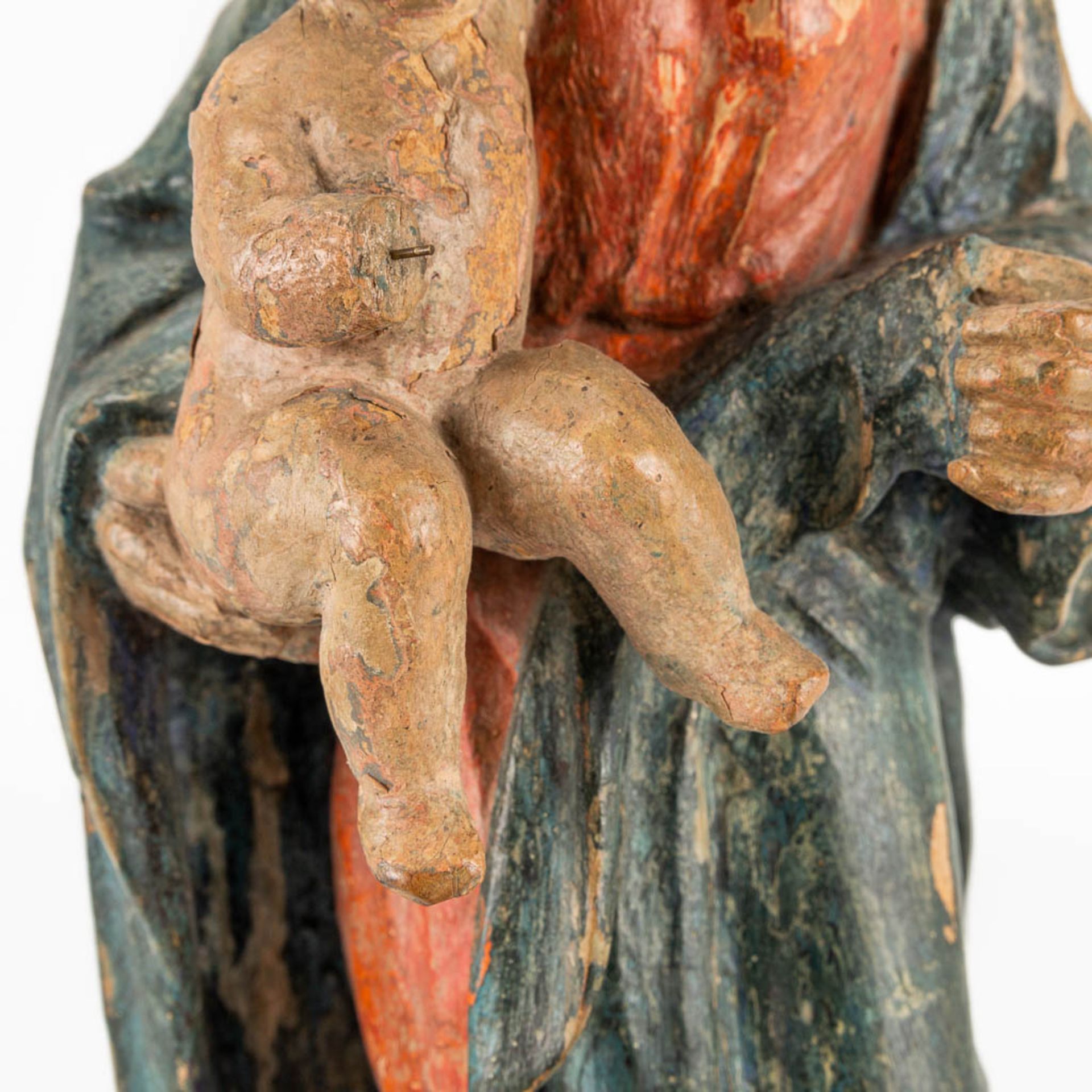 A collection of 2 religious wood sculptures. Madonna with child and a corpus. 17th/18th century. (8 - Image 10 of 17