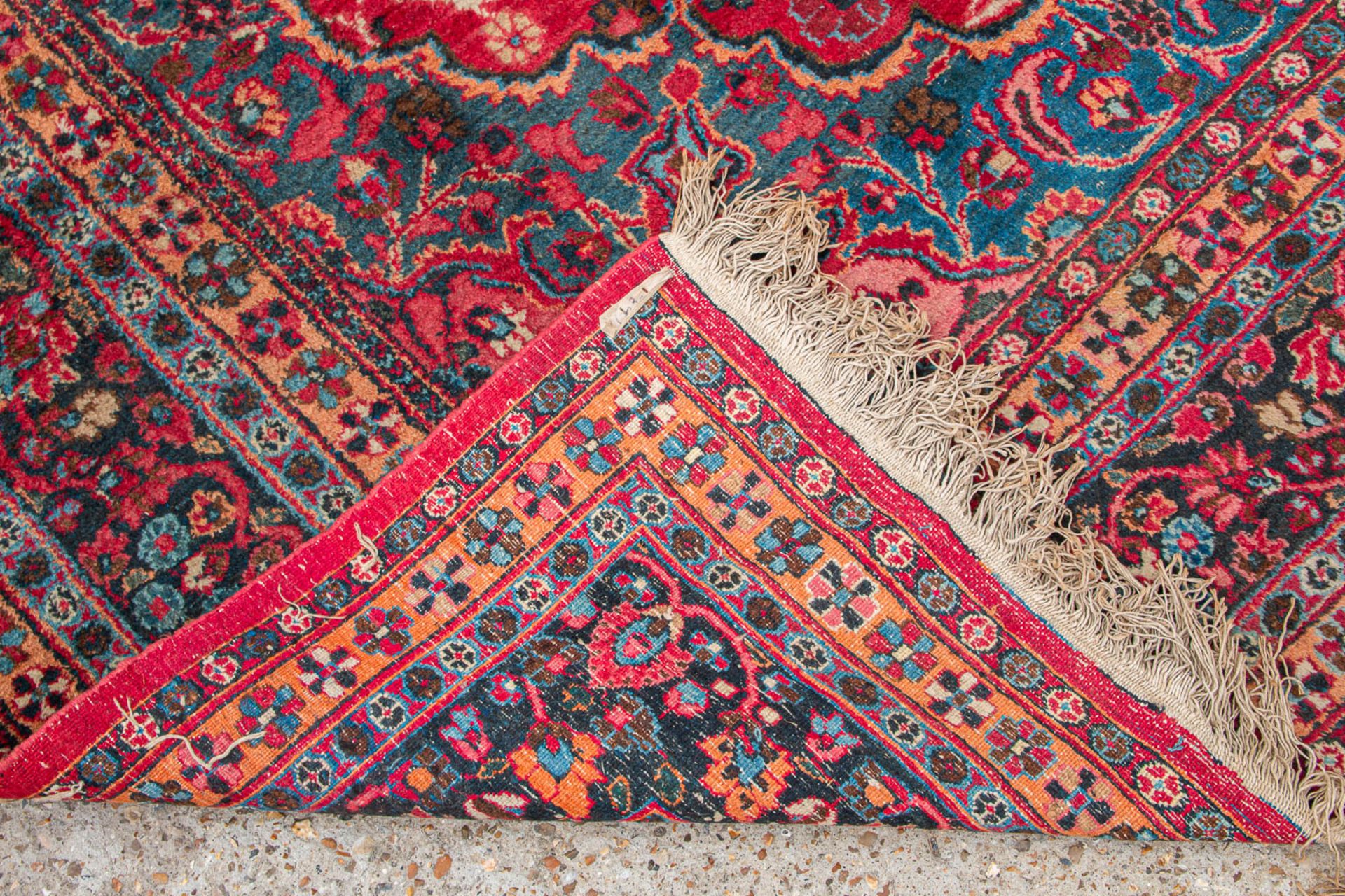 An Oriental hand-made carpet. Meshed. (342 x 255 cm) - Image 8 of 8