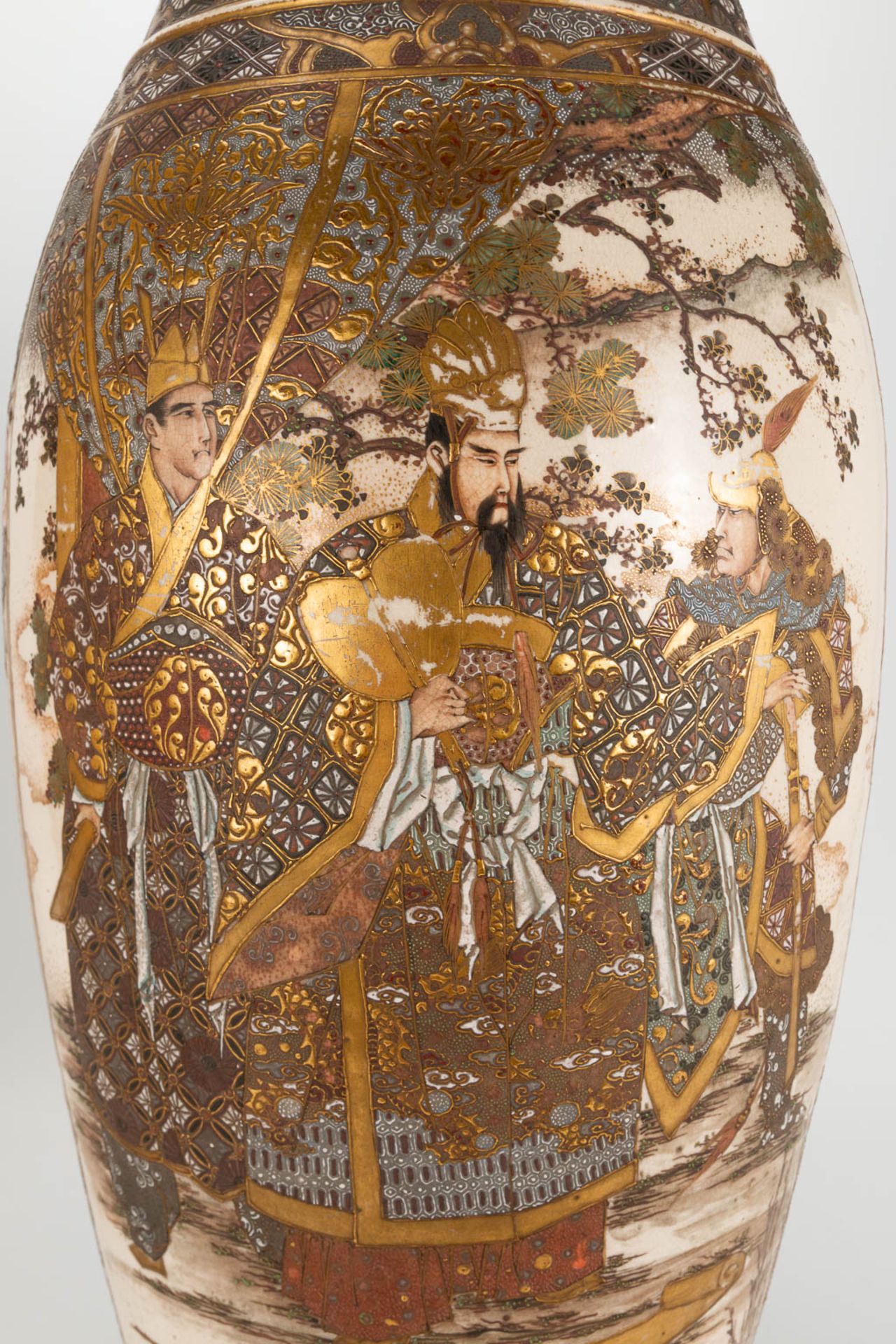 A pair of Japanese Satsuma vases with decor of warriors standing on a wood base. 19th/20th century. - Image 20 of 22