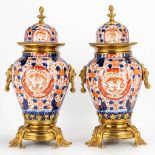a pair of bronze mounted Japanse Imari vases, made during 19th century. (16 x 22 x 45 cm)