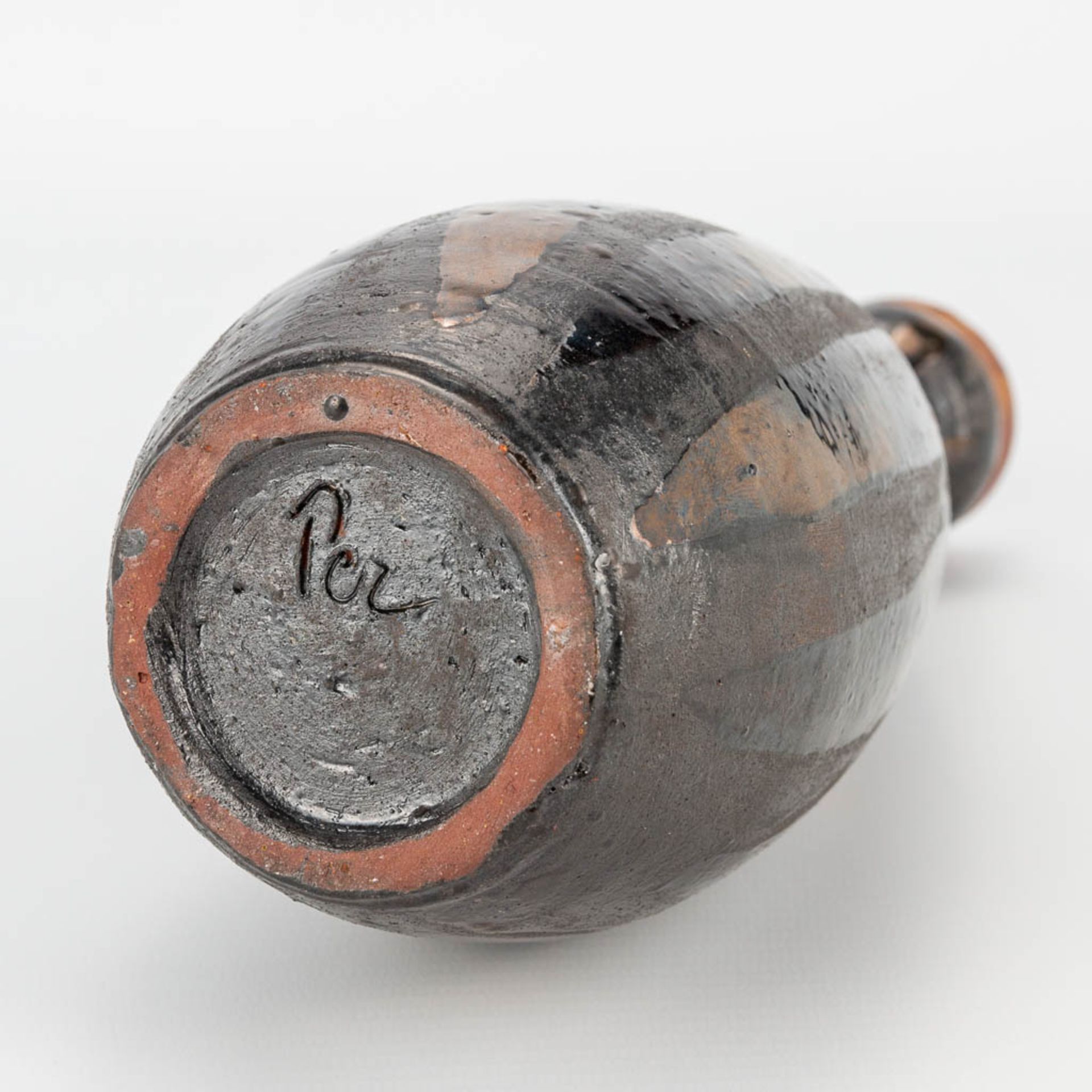 Elisabeth VANDEWEGHE (XX-XXI) A ceramic vase made for Perignem. Marked on the base. (9 x 26 cm) - Image 10 of 12
