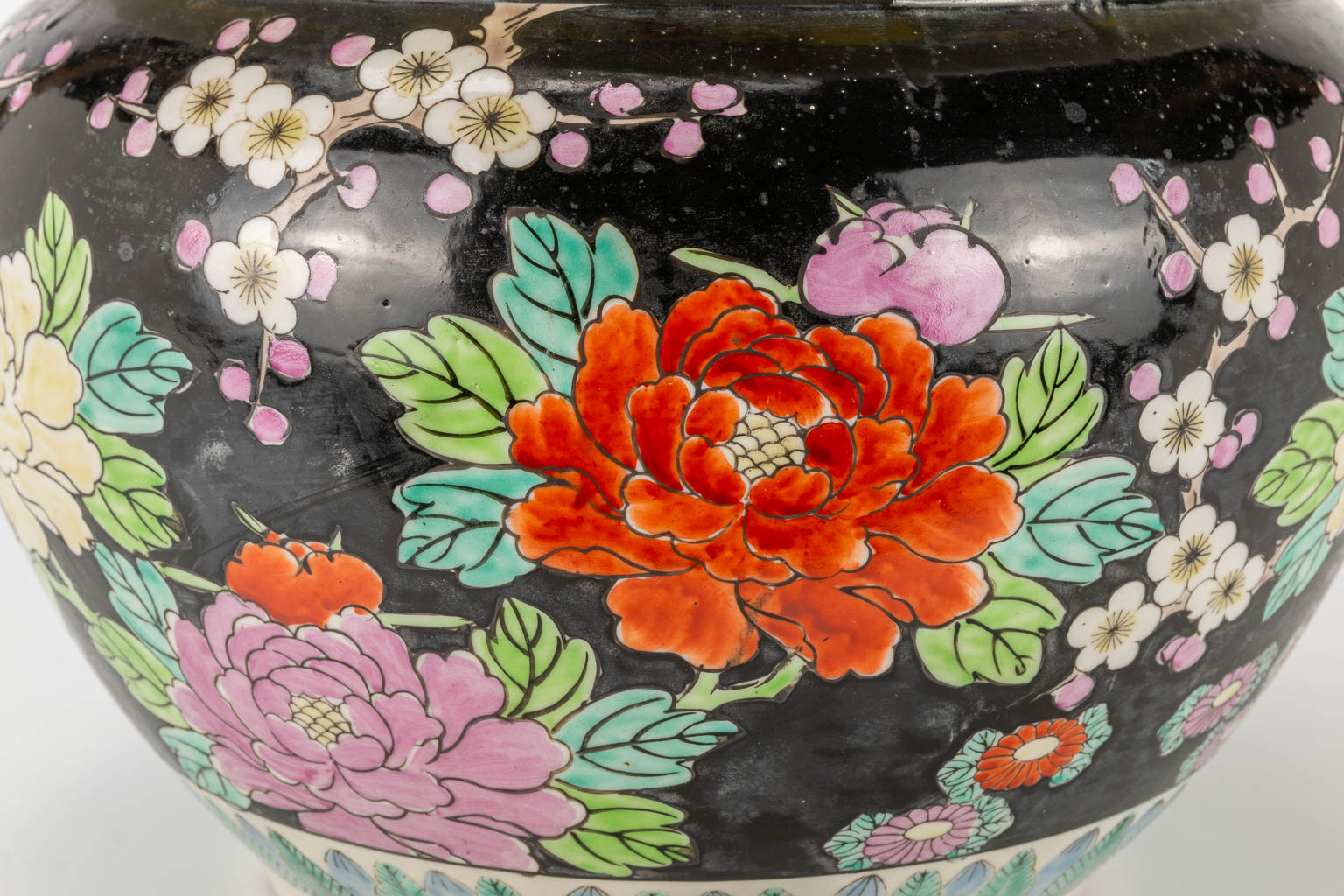 A large famille noir cache pot made of Chinese porcelain with images of birds and flowers. 20th cent - Image 13 of 17
