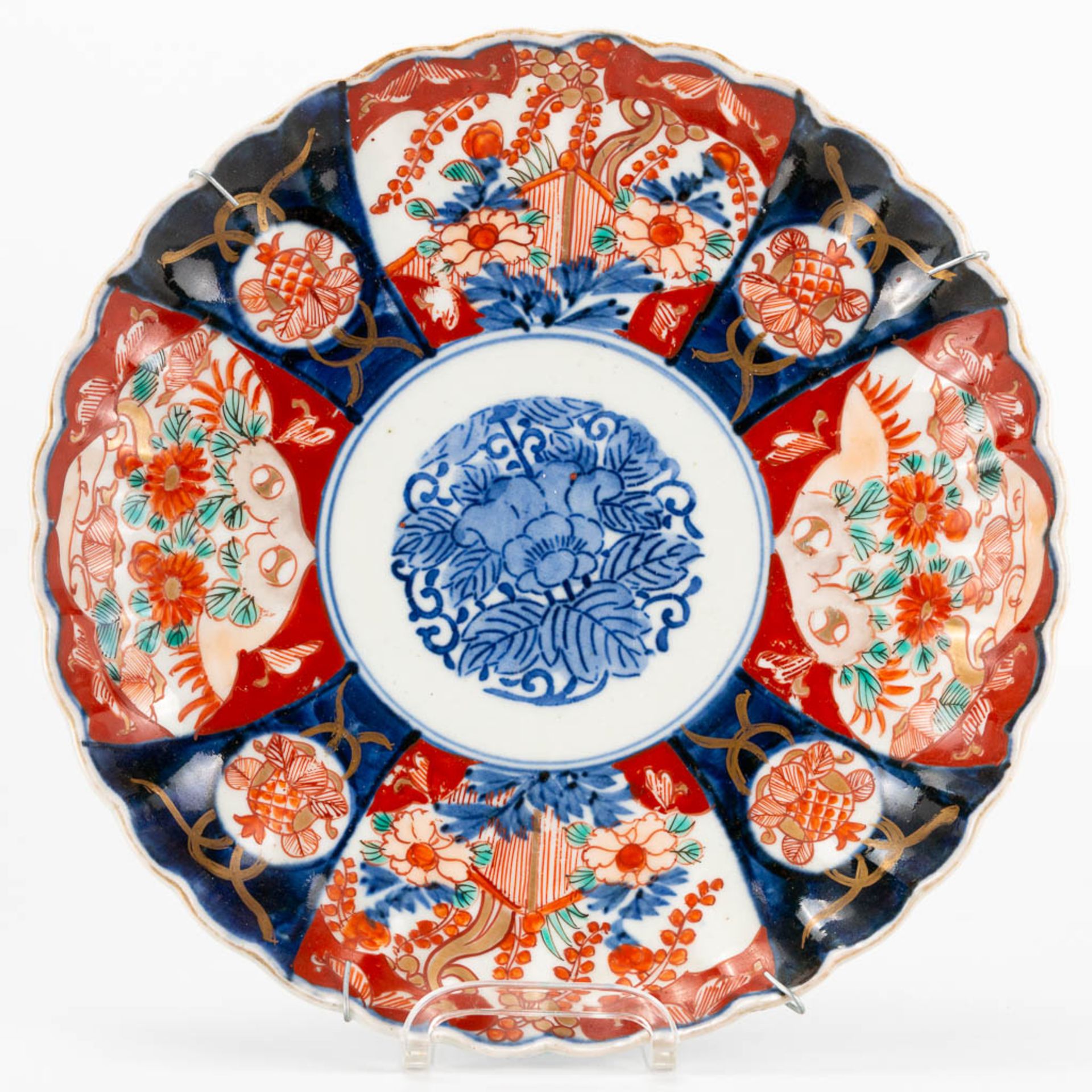 An assembled collection of 10 plates made of Japanese porcelain, Imari, blue white. (4 x 25 cm) - Image 13 of 16