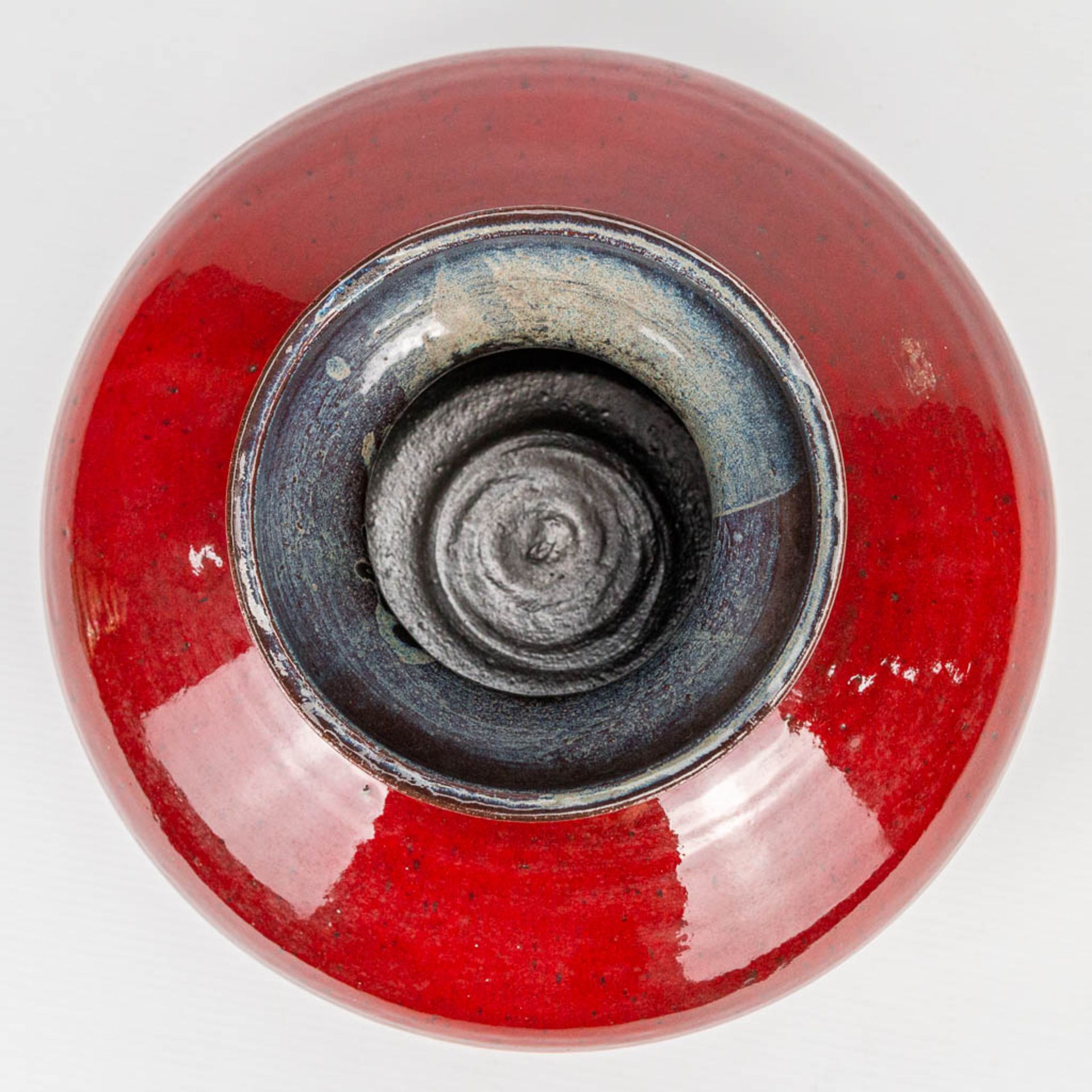 Leon GOOSSENS (XX) A vase made of red glazed ceramics. (18 x 26 cm) - Image 4 of 5