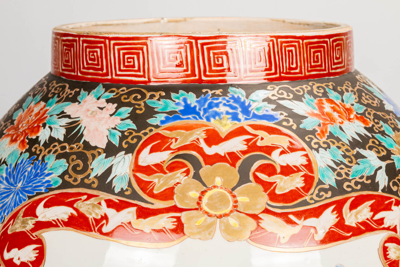A large Imari display vase made of hand-painted porcelain in Japan. 19th/20th century. (60 x 42 cm) - Image 19 of 21