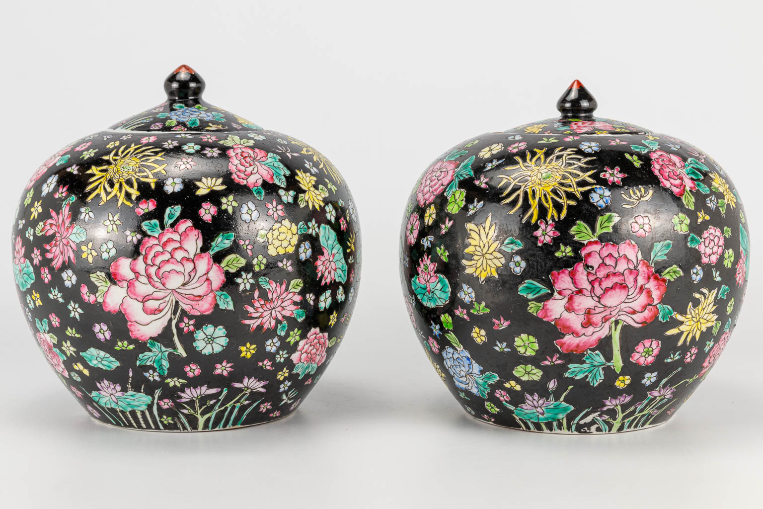 A pair of famille noir Chinese porcelain jars with lid, decorated with flowers. 19th/20th century. ( - Image 17 of 21