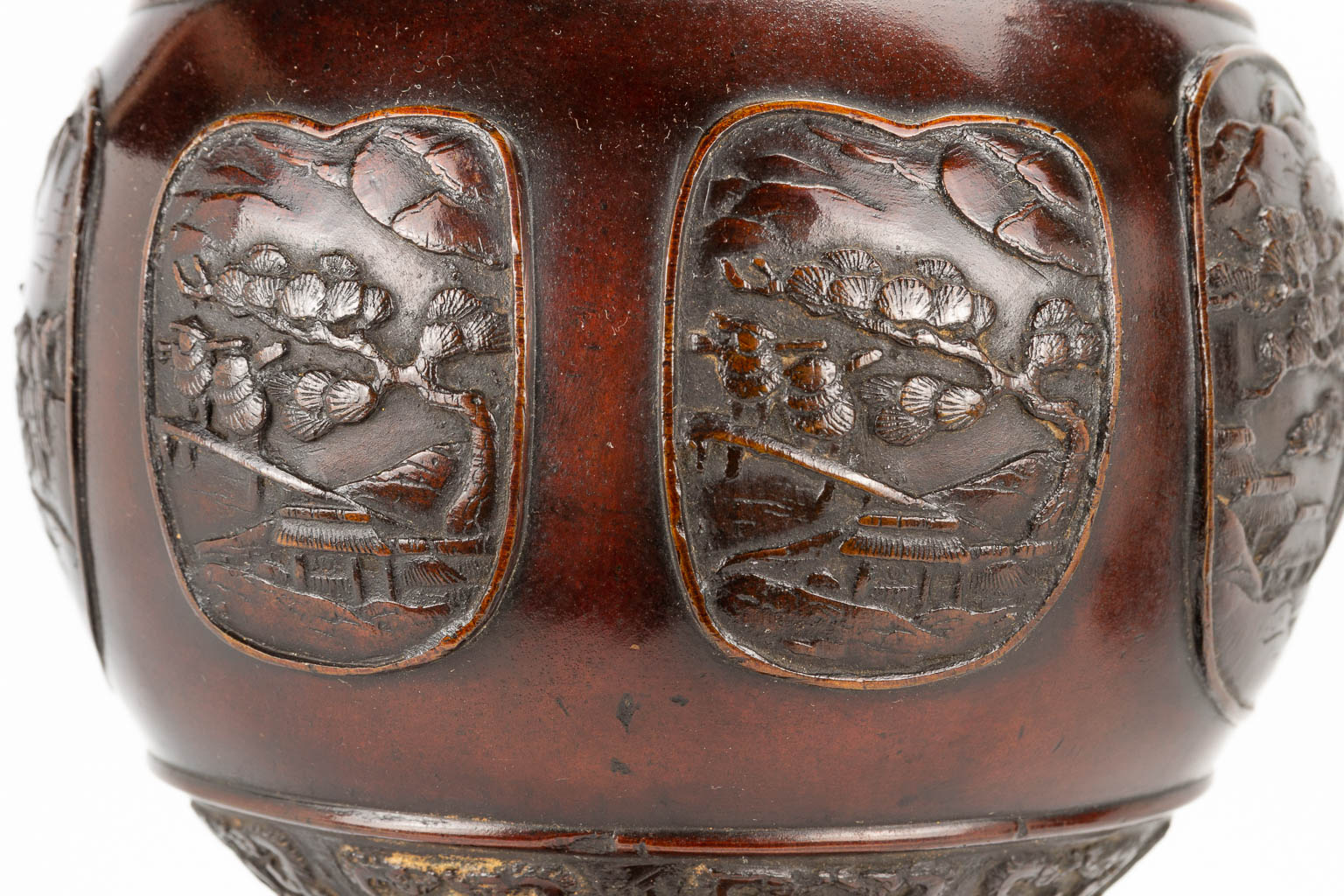 A pair of bronze Japanese vases decorated with landscapes and dragons, 19th century. (50,5 x 20 cm) - Image 18 of 19