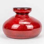 Leon GOOSSENS (XX) A vase made of red glazed ceramics. (18 x 26 cm)