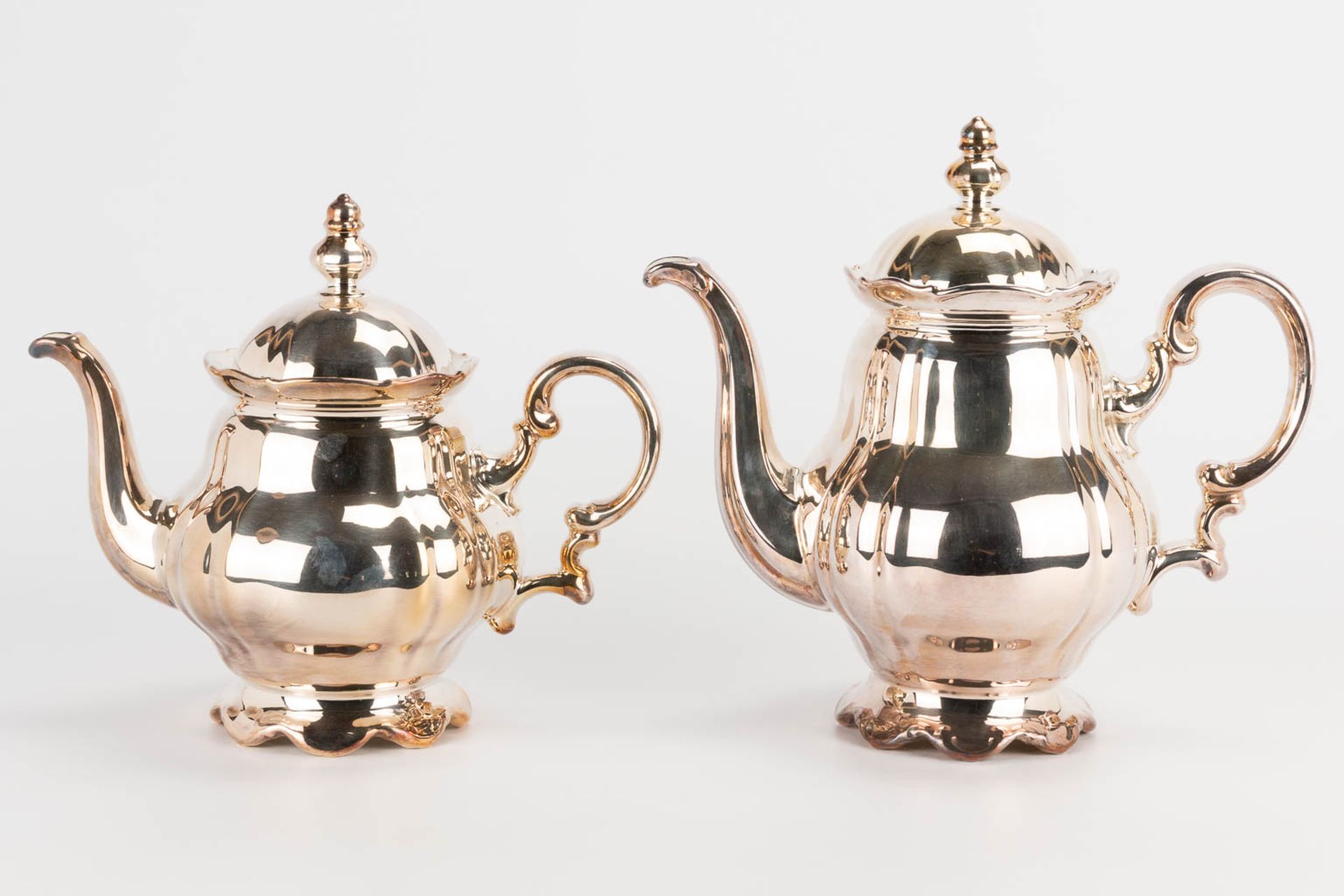 A coffee and tea service made of silver-plated porcelain. Not marked. (13 x 28 x 25 cm) - Bild 7 aus 9