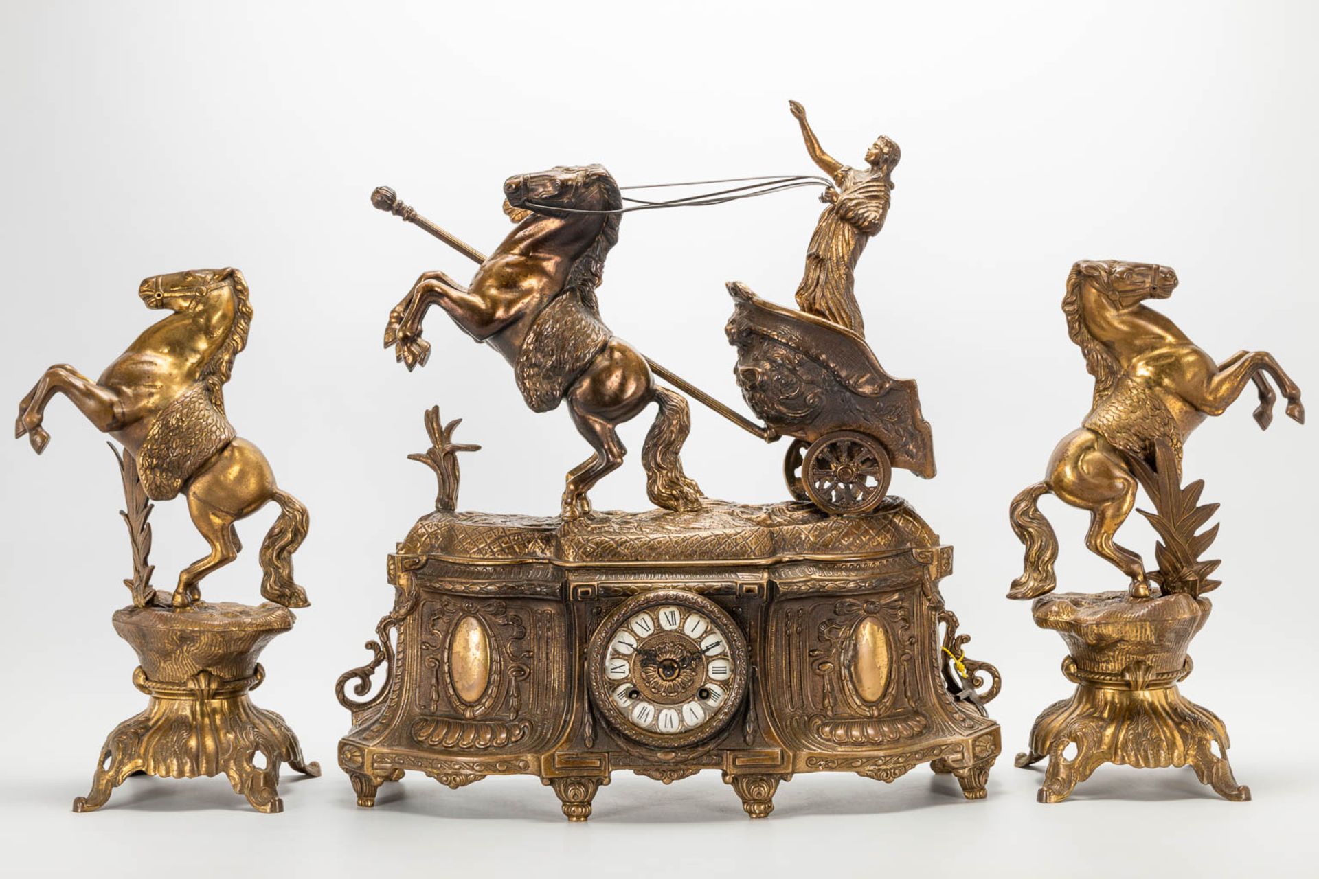 A 3 piece garniture clockset made of bronze, consisting of a clock with battle cart and 2 side piece - Image 11 of 18