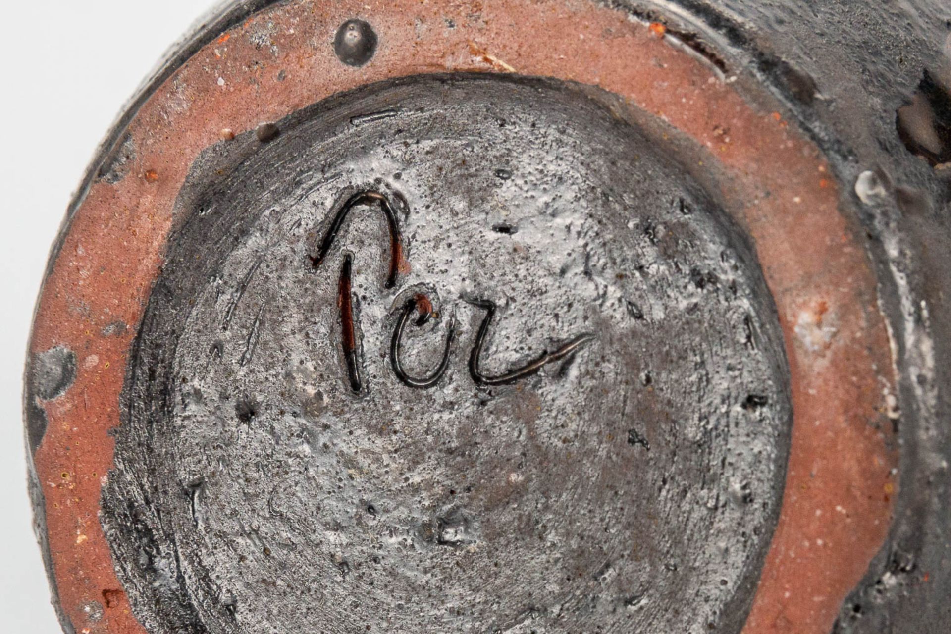 Elisabeth VANDEWEGHE (XX-XXI) A ceramic vase made for Perignem. Marked on the base. (9 x 26 cm) - Image 12 of 12