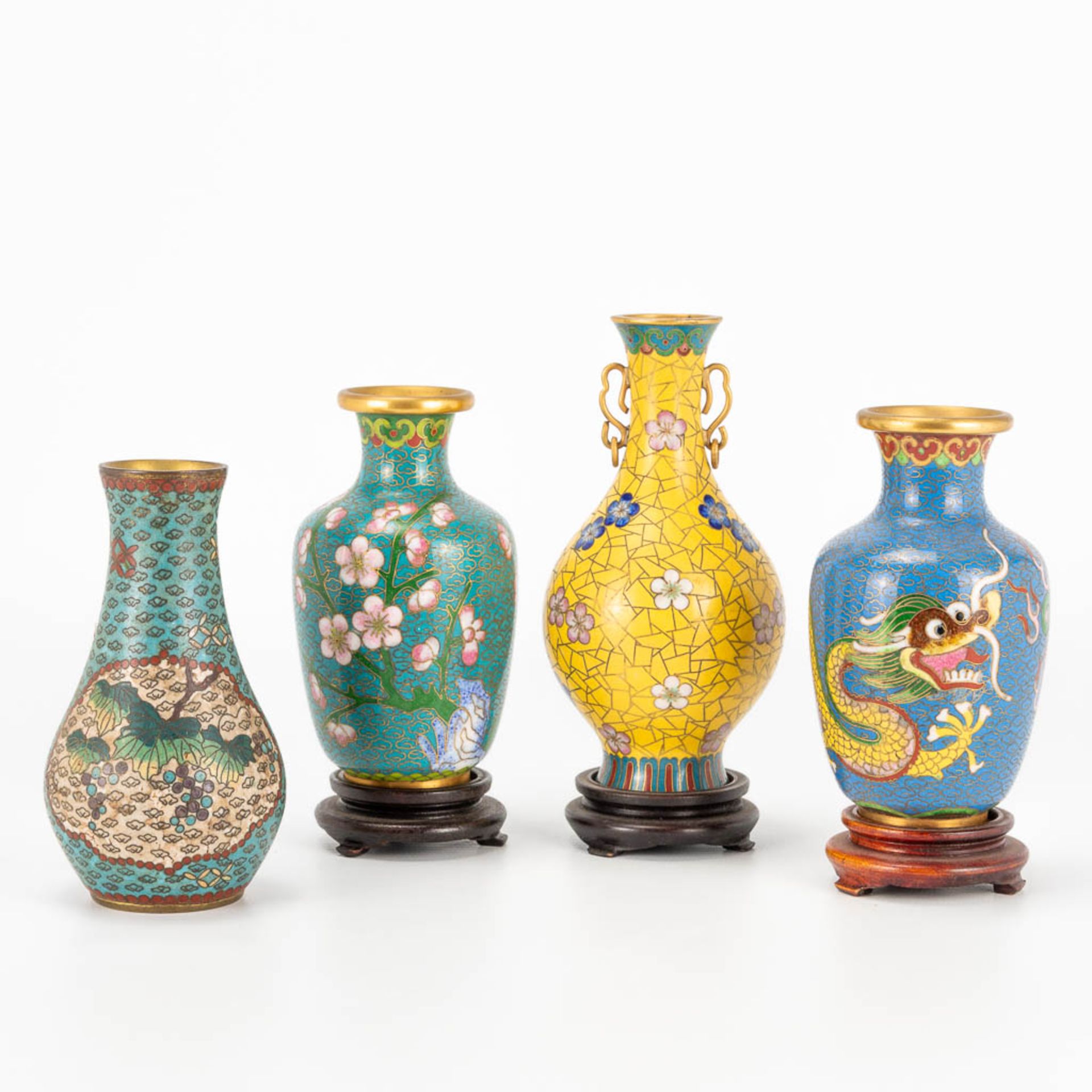A collection of 4 antique miniature cloisonne vases. (12,5 x 7 cm)