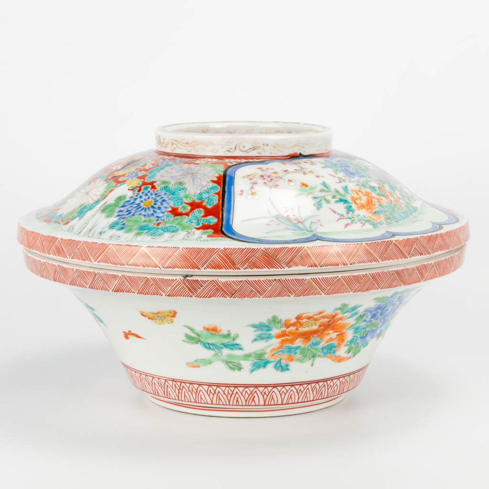 A collection of 2 pieces Japanese: Porcelain Imari rice bowl and a bronze vide poche. (20 x 33 cm) - Image 19 of 30