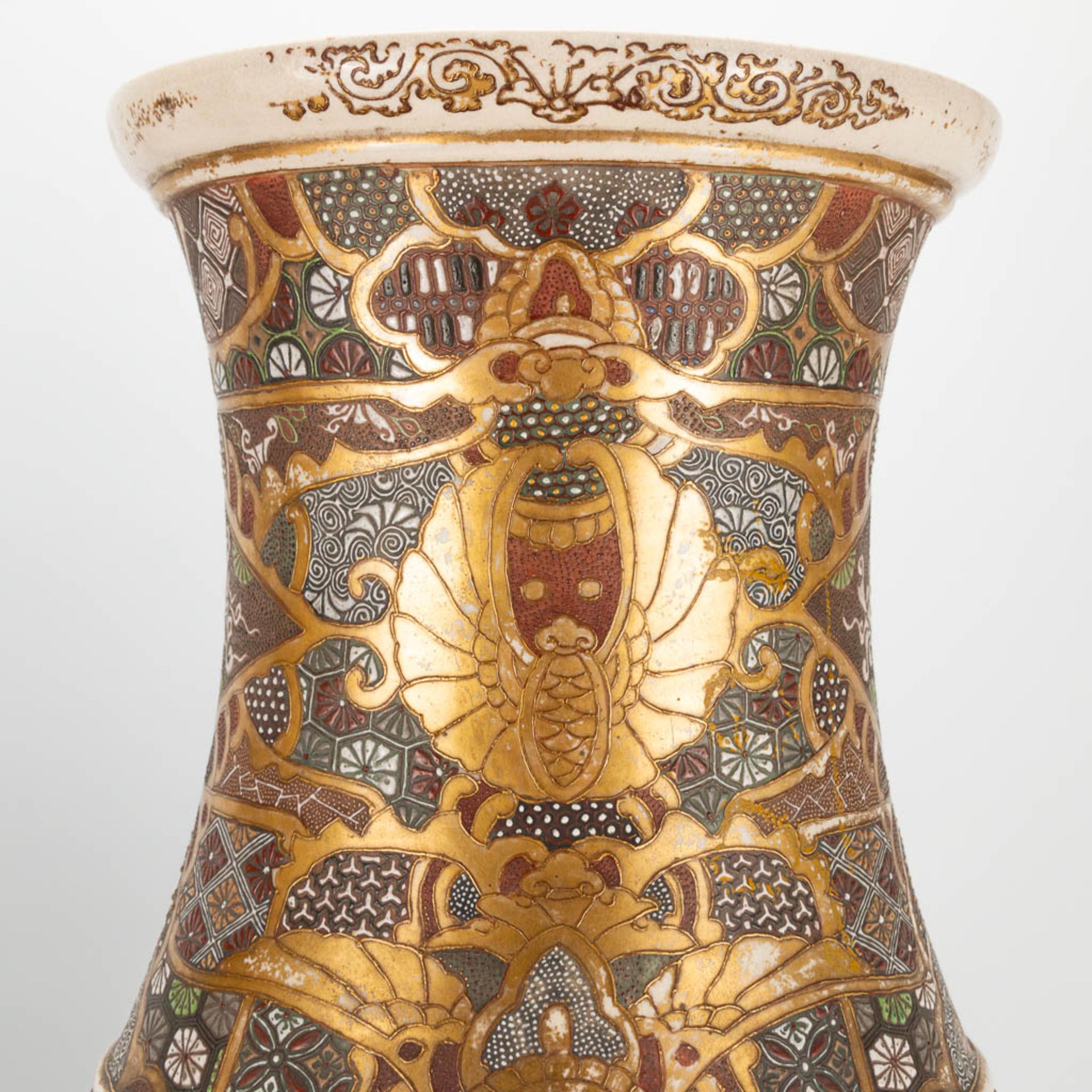 A pair of Japanese Satsuma vases with decor of warriors standing on a wood base. 19th/20th century. - Image 12 of 22