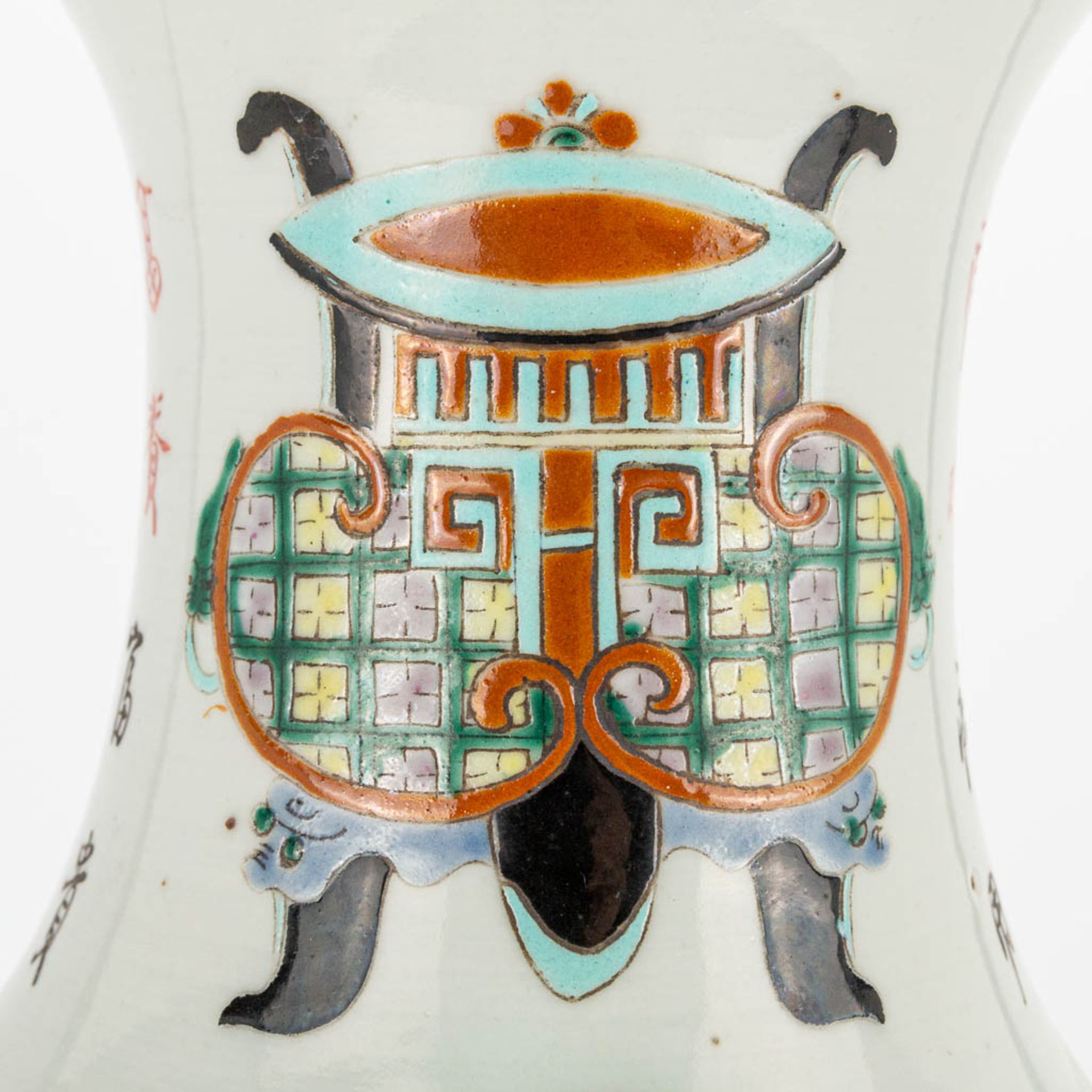 A chinese vase with decor of a planter. 19th/20th century. (43 x 20 cm) - Image 14 of 23