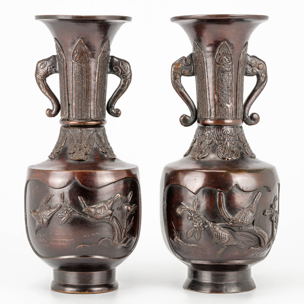 A pair of vases made of bronze with bird decor, Japan Meiji, 19th century. (30 x 12,5 cm) - Image 8 of 19