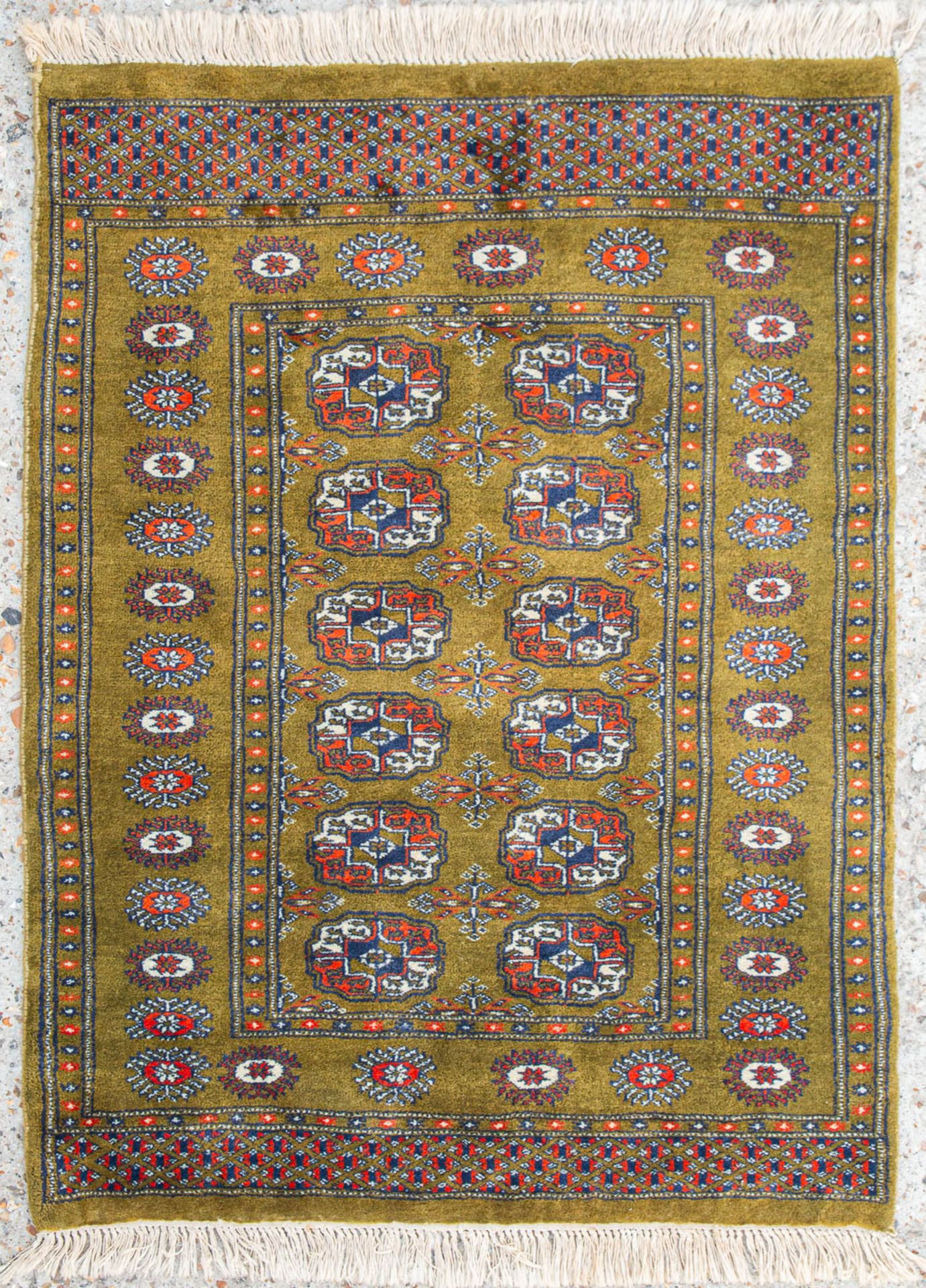 An Oriental hand-made carpet. Bokhara / Turkaman. (77 x 105,5 cm)