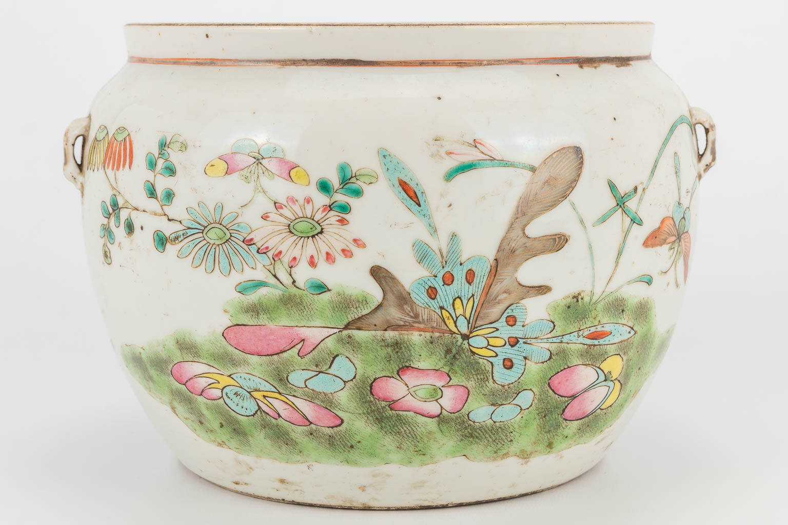 A Chinese porcelain jar with lid, with flower and butterfly decor. 19th/20th century. (21 x 23 cm) - Image 13 of 18