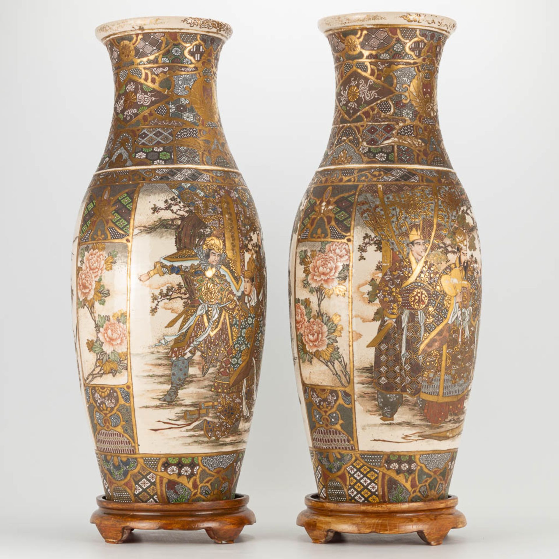 A pair of Japanese Satsuma vases with decor of warriors standing on a wood base. 19th/20th century. - Image 10 of 22