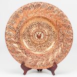 An antique Hispano Moresque plate, Spain, 19th century. (6,5 x 45 cm)