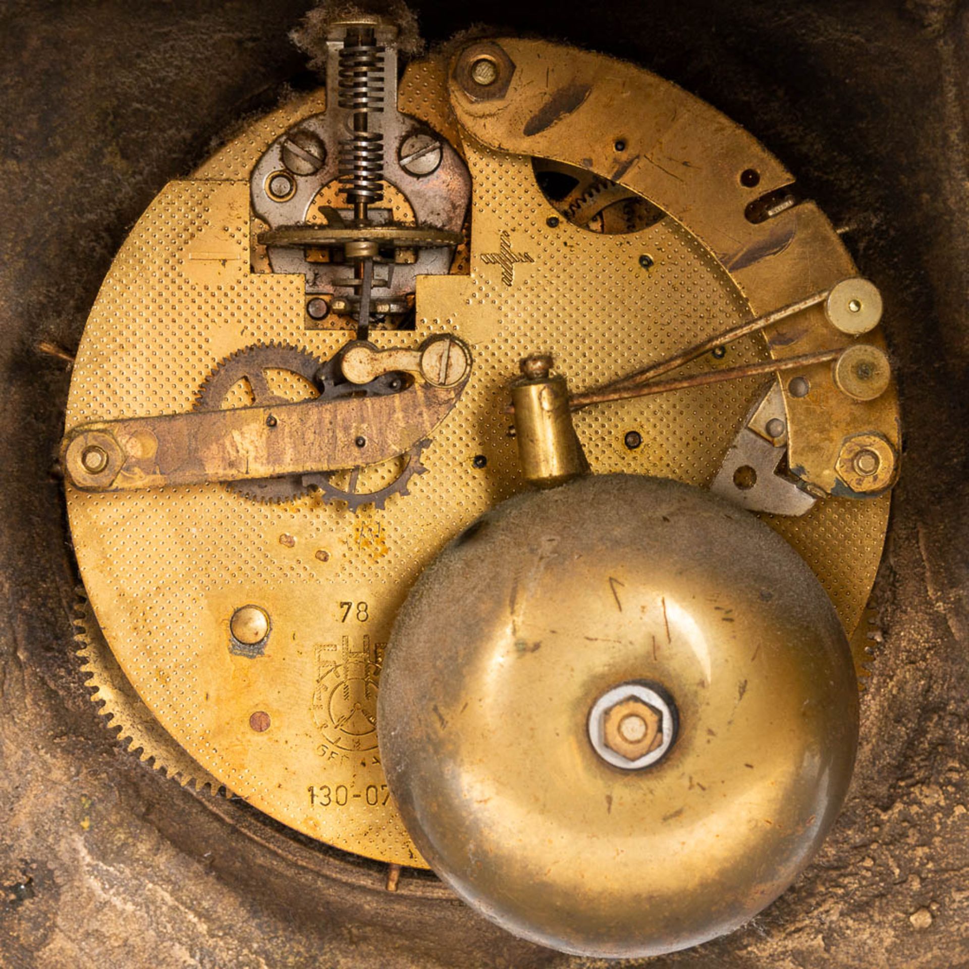 A 3 piece garniture clockset made of bronze, consisting of a clock with battle cart and 2 side piece - Image 14 of 18