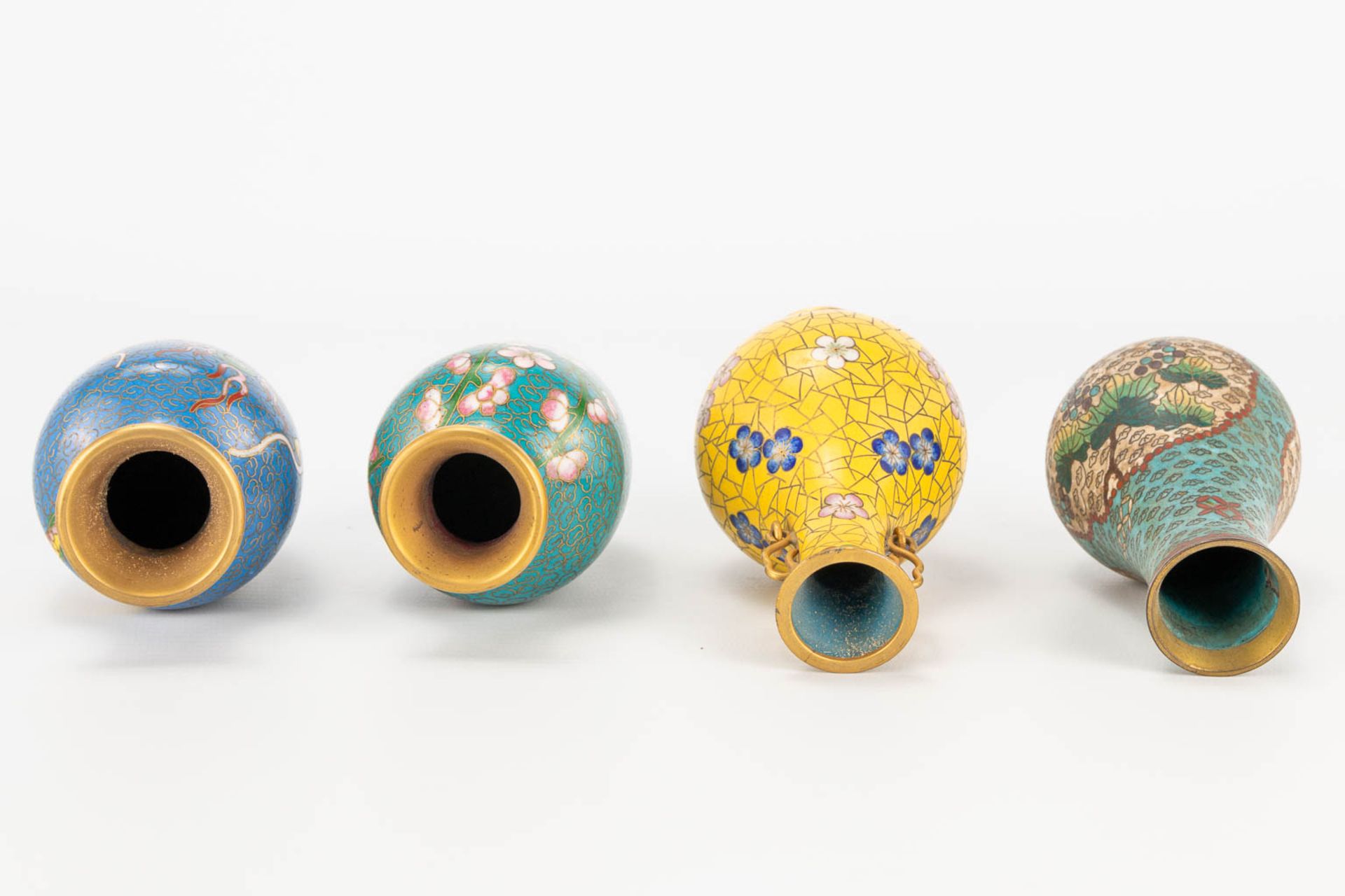 A collection of 4 antique miniature cloisonne vases. (12,5 x 7 cm) - Image 3 of 16