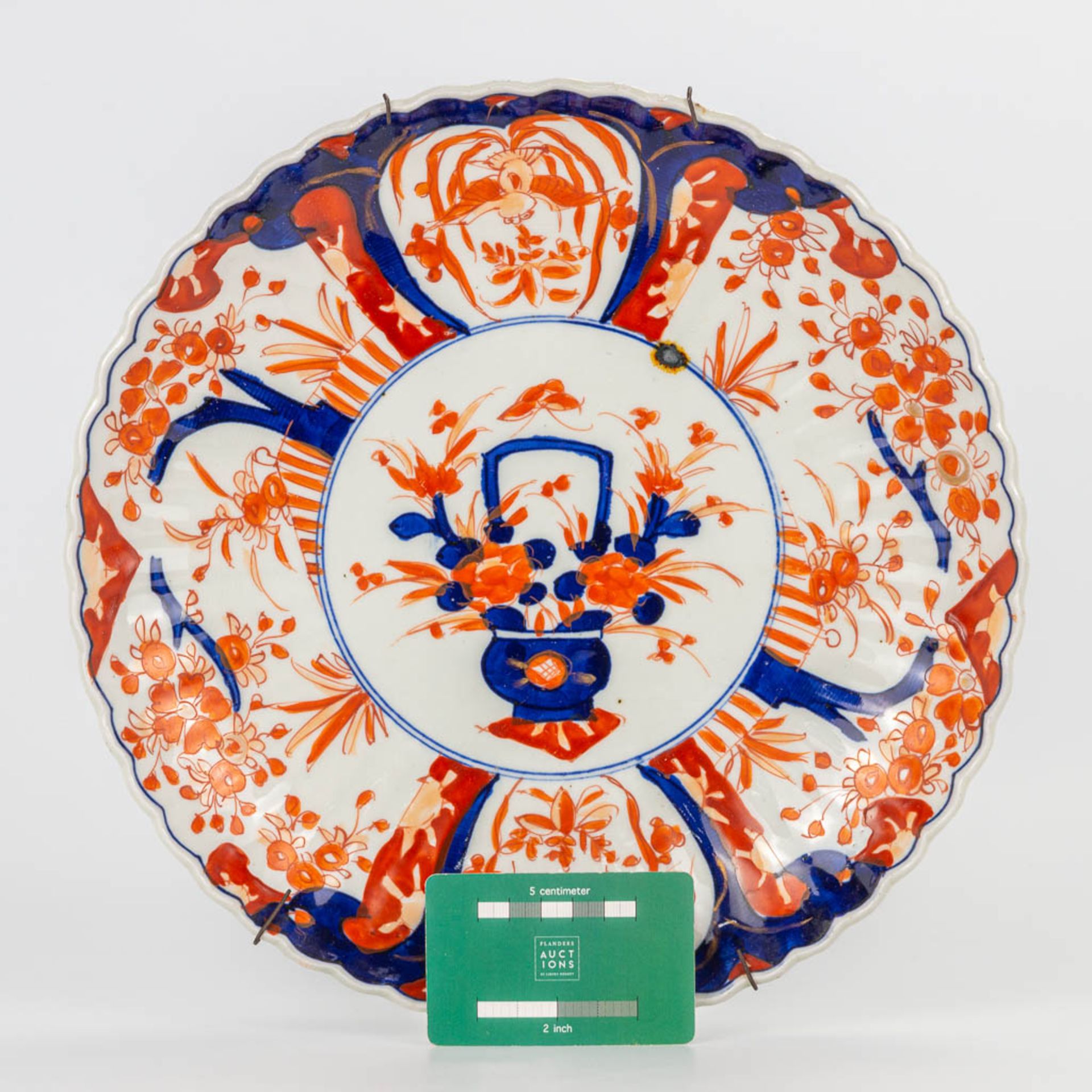 A collection of 5 Imari display plates made of Japanese porcelain. (4,5 x 30 cm) - Image 9 of 16