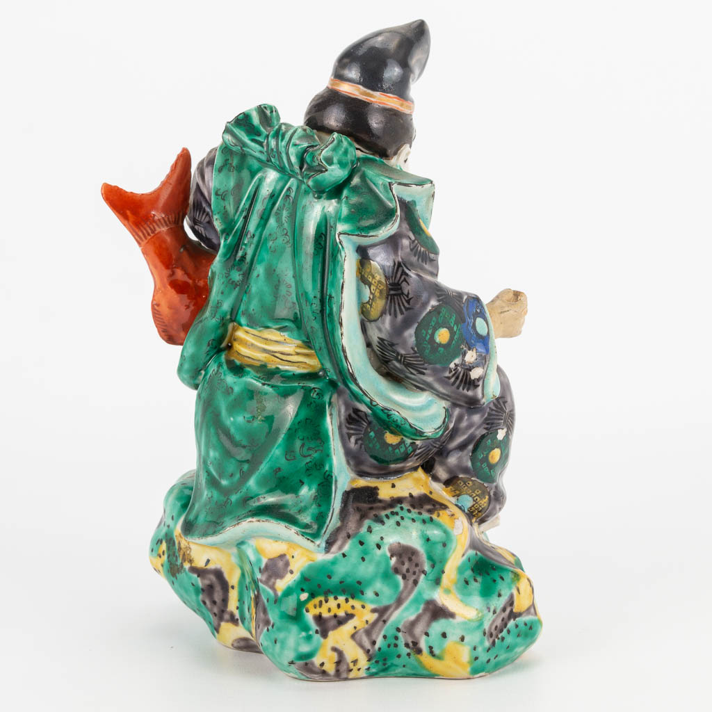 A Chinese porcelain statue of a fisherman. 19th/20th century. (11 x 14 x 20 cm) - Image 6 of 17