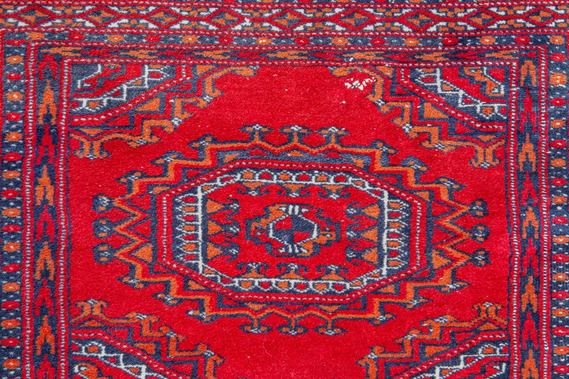 A collection of 2 Oriental carpets, Kashmir and Turkaman /Bokhara. (91 x 153,5 cm) - Image 4 of 9