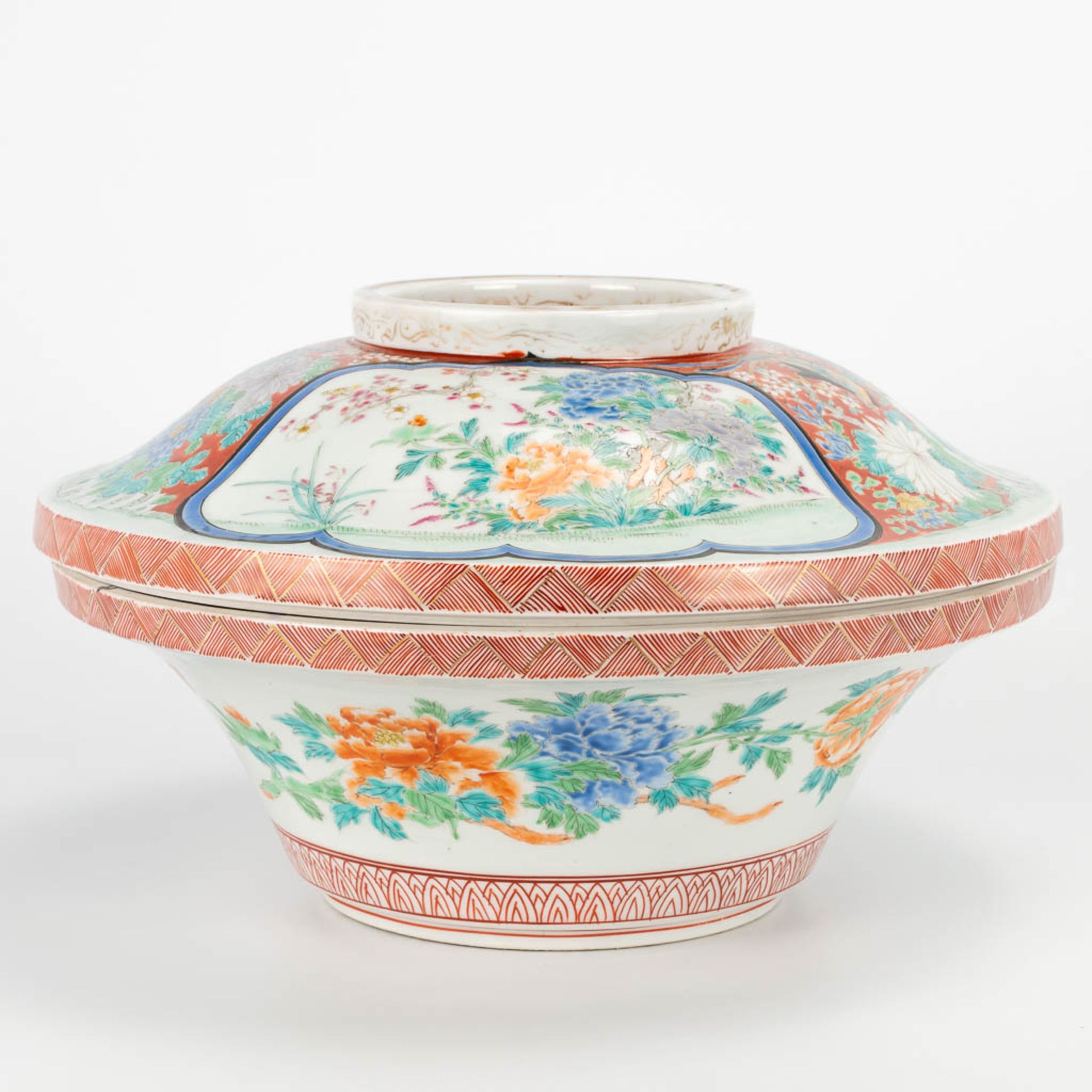 A collection of 2 pieces Japanese: Porcelain Imari rice bowl and a bronze vide poche. (20 x 33 cm) - Image 29 of 30