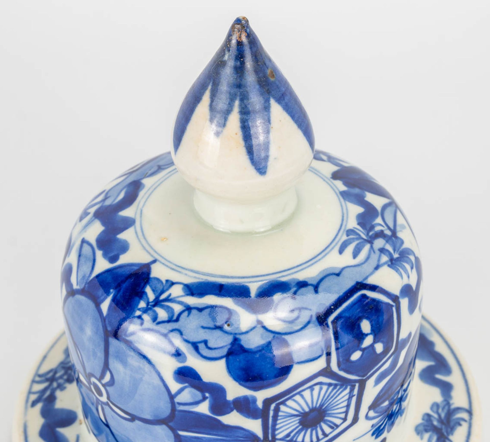 A pair of small Oriental vases wit lid, blue-white floral decor. (40 x 20 cm) - Bild 15 aus 20
