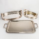 An assebled collection of 3 serving trays made of silver-plated metal. (36 x 62 x 2,5 cm)