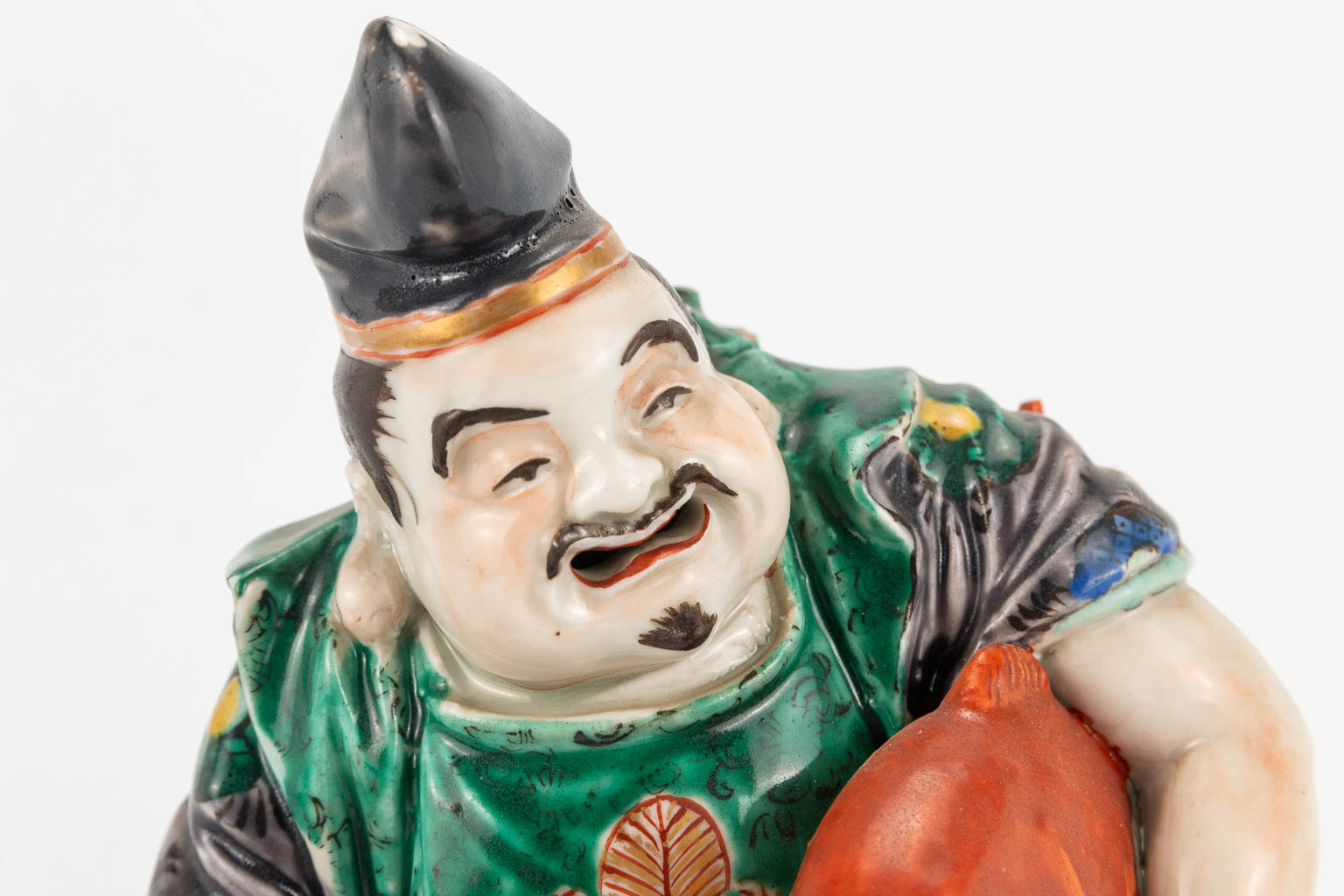 A Chinese porcelain statue of a fisherman. 19th/20th century. (11 x 14 x 20 cm) - Image 13 of 17