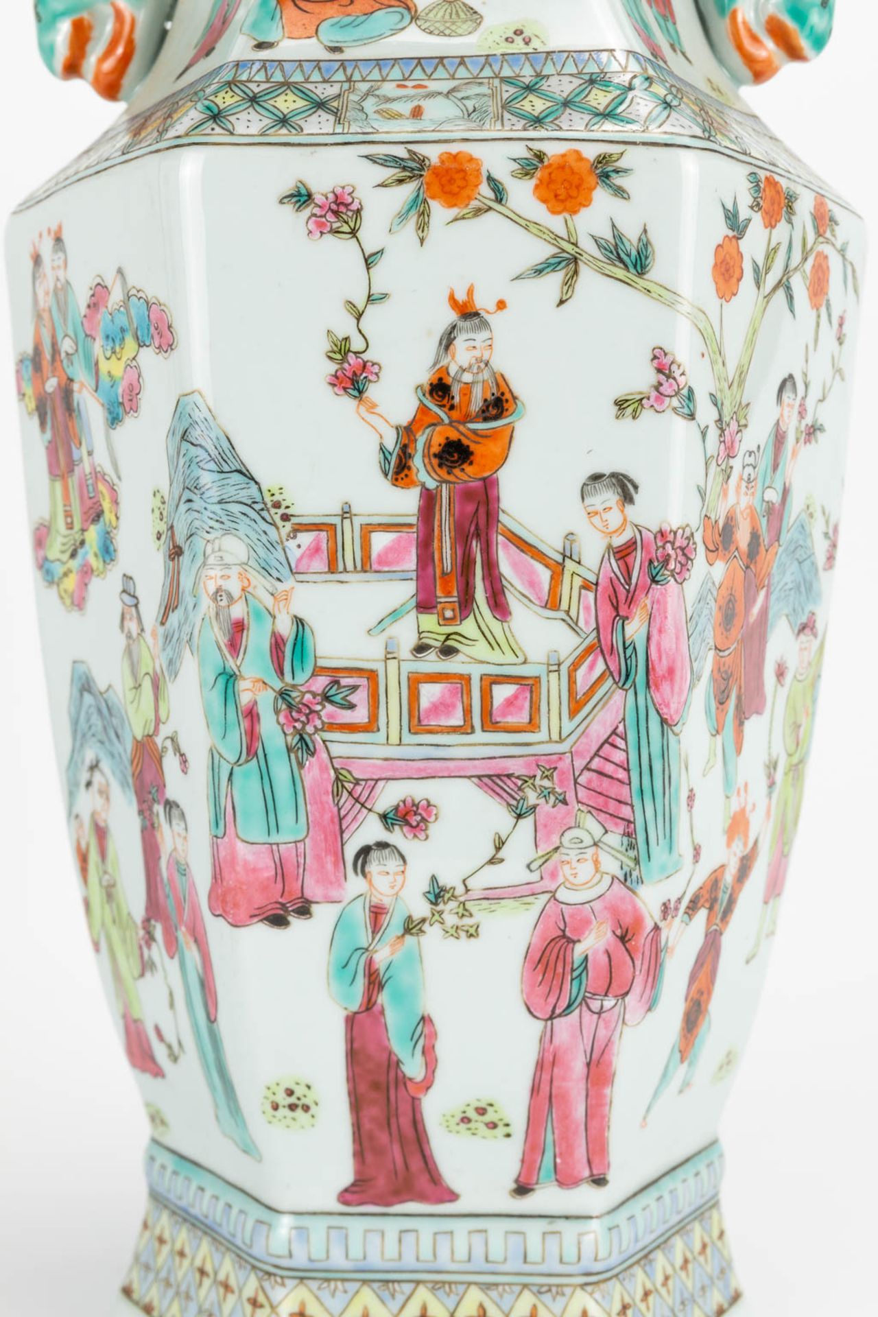 A collection of 2 Chinese vases with decor of emperors, playing children and ladies in court. 20th c - Image 12 of 29