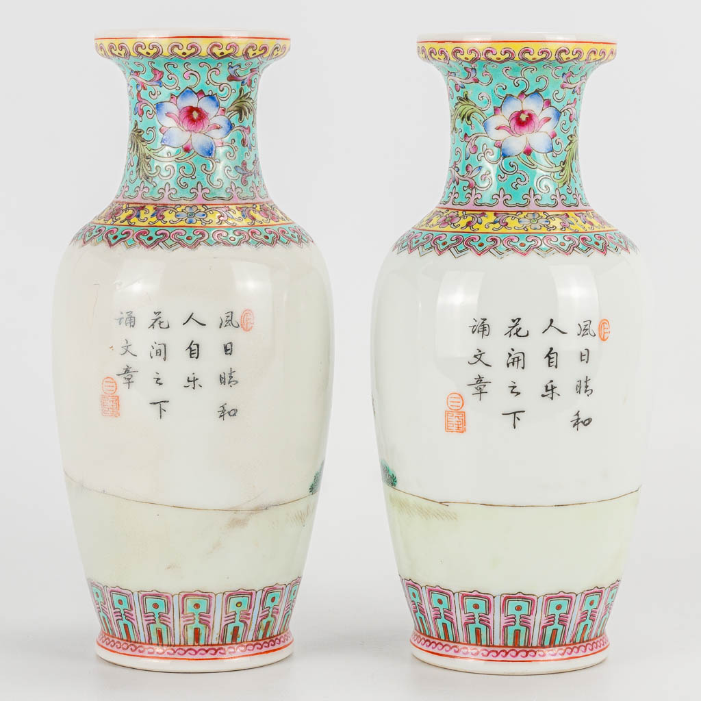 A pair of small vases made of Chinese porcelain, Republic, 20th century. (21 x 9 cm) - Image 4 of 5