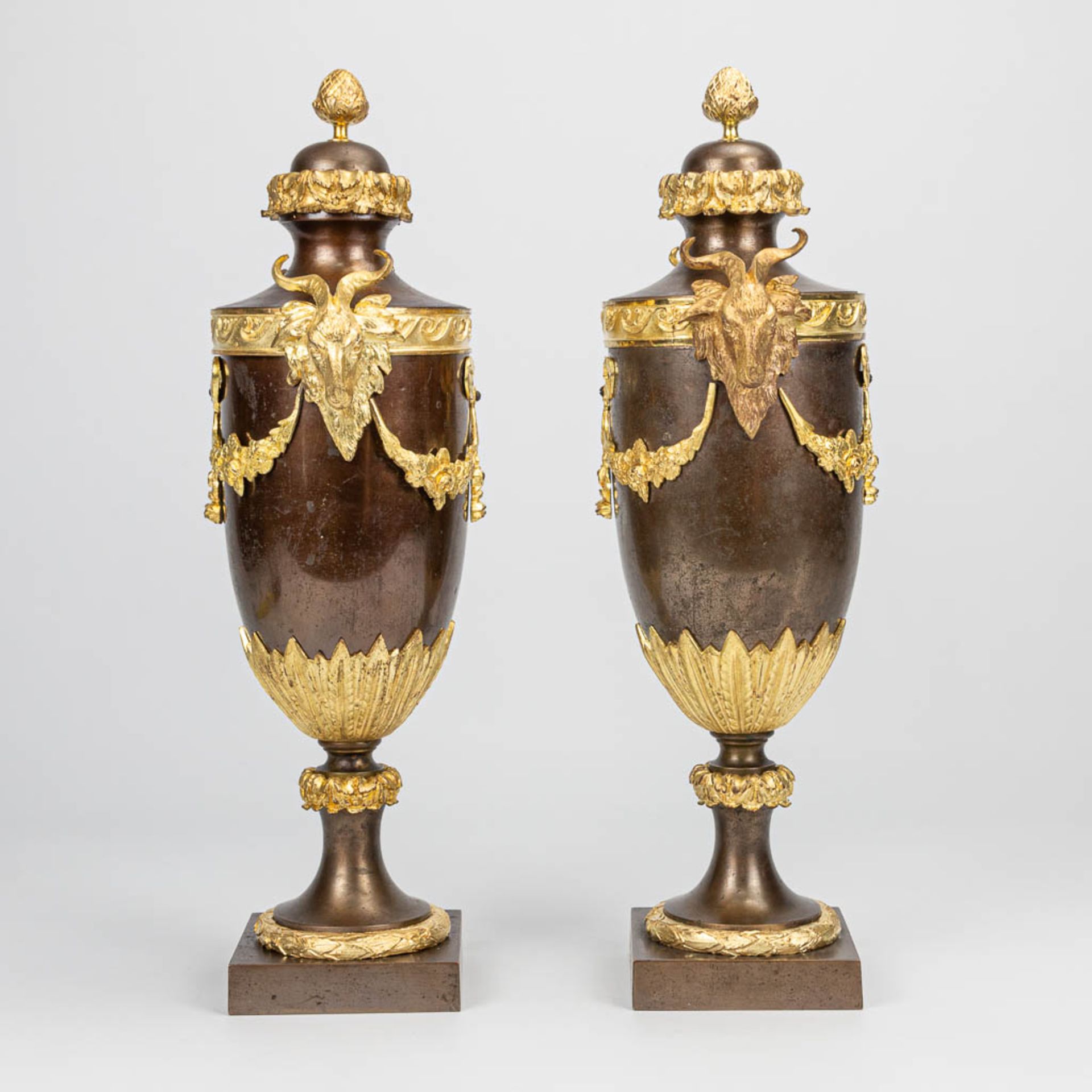 A pair of casolettes with ram's heads made of bronze and mounted with gilt bronze. Napoleon 3. (14 x - Image 3 of 8