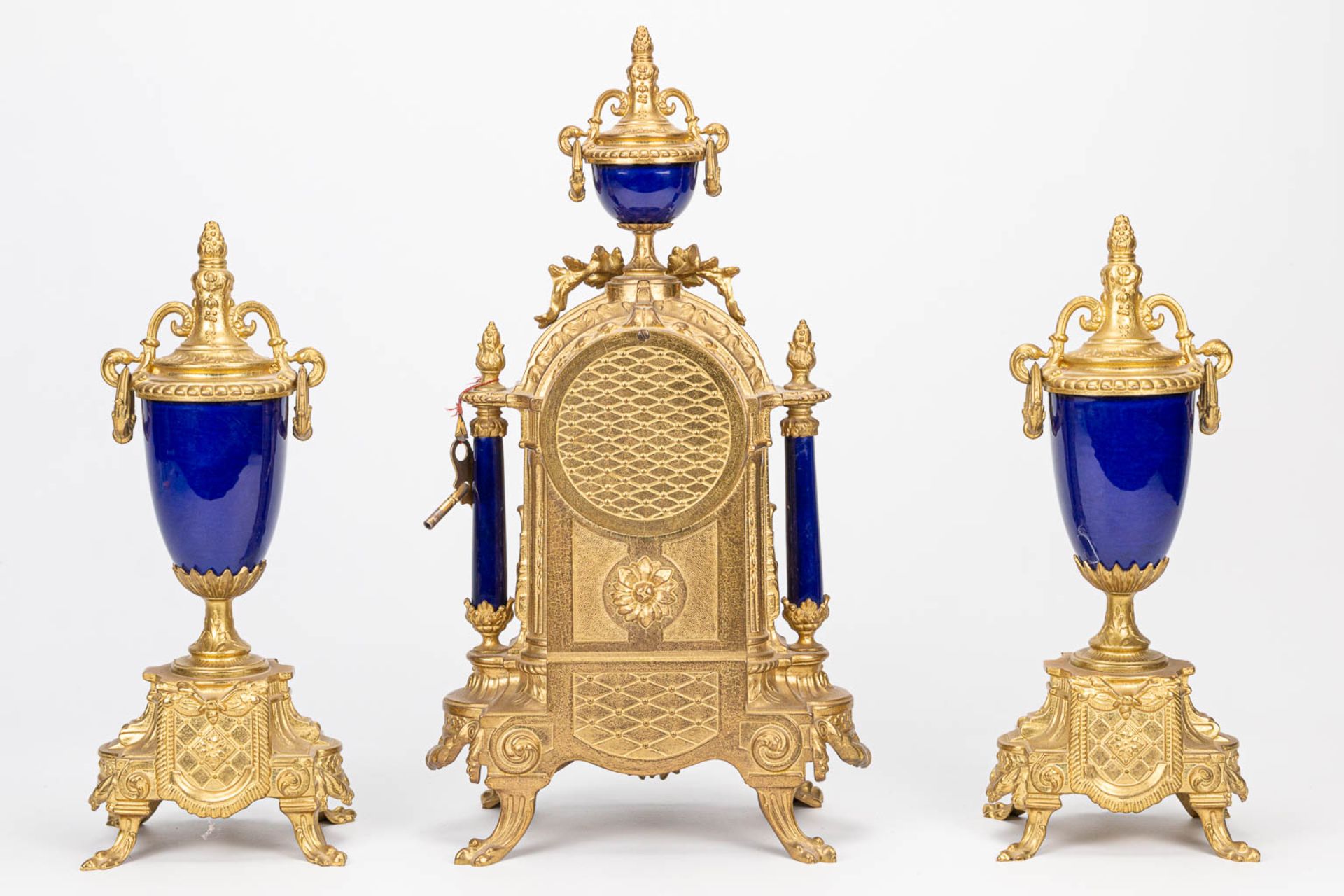 A three piece garniture clock made of bronze with porcelain. The second half of the 20th century. (1 - Bild 7 aus 11