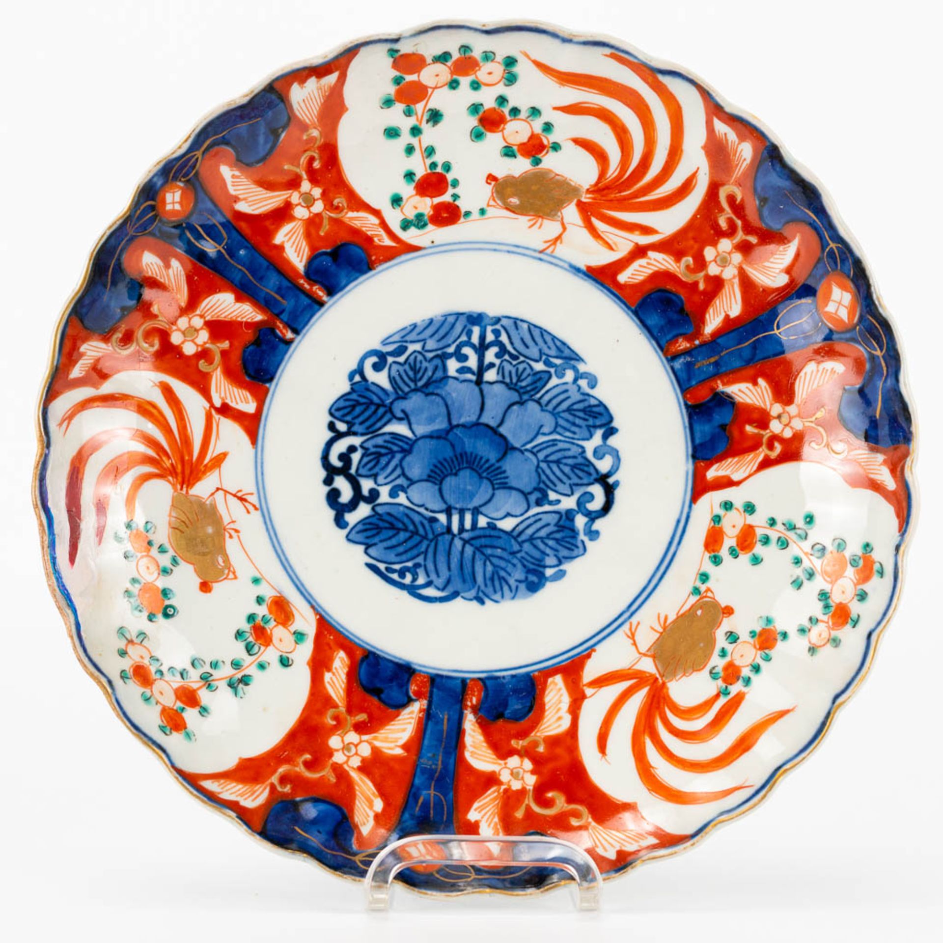 An assembled collection of 10 plates made of Japanese porcelain, Imari, blue white. (4 x 25 cm) - Image 8 of 16