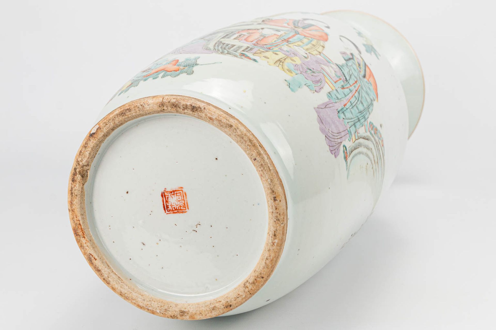 A Chinese vase with decor of ladies and playing children. 19th/20th century. (57,5 x 21 cm) - Image 7 of 8