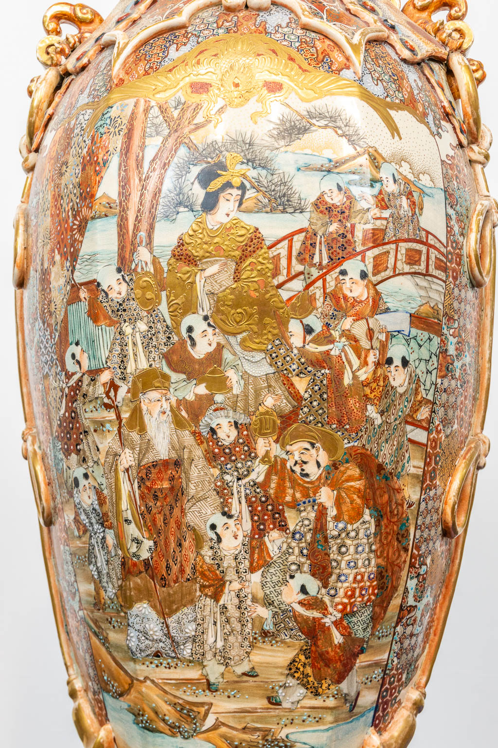 An exceptionally large Satsuma vase, made in Japan. Decor of warriors. 19th/20th century. (49 x 44 - Image 7 of 9