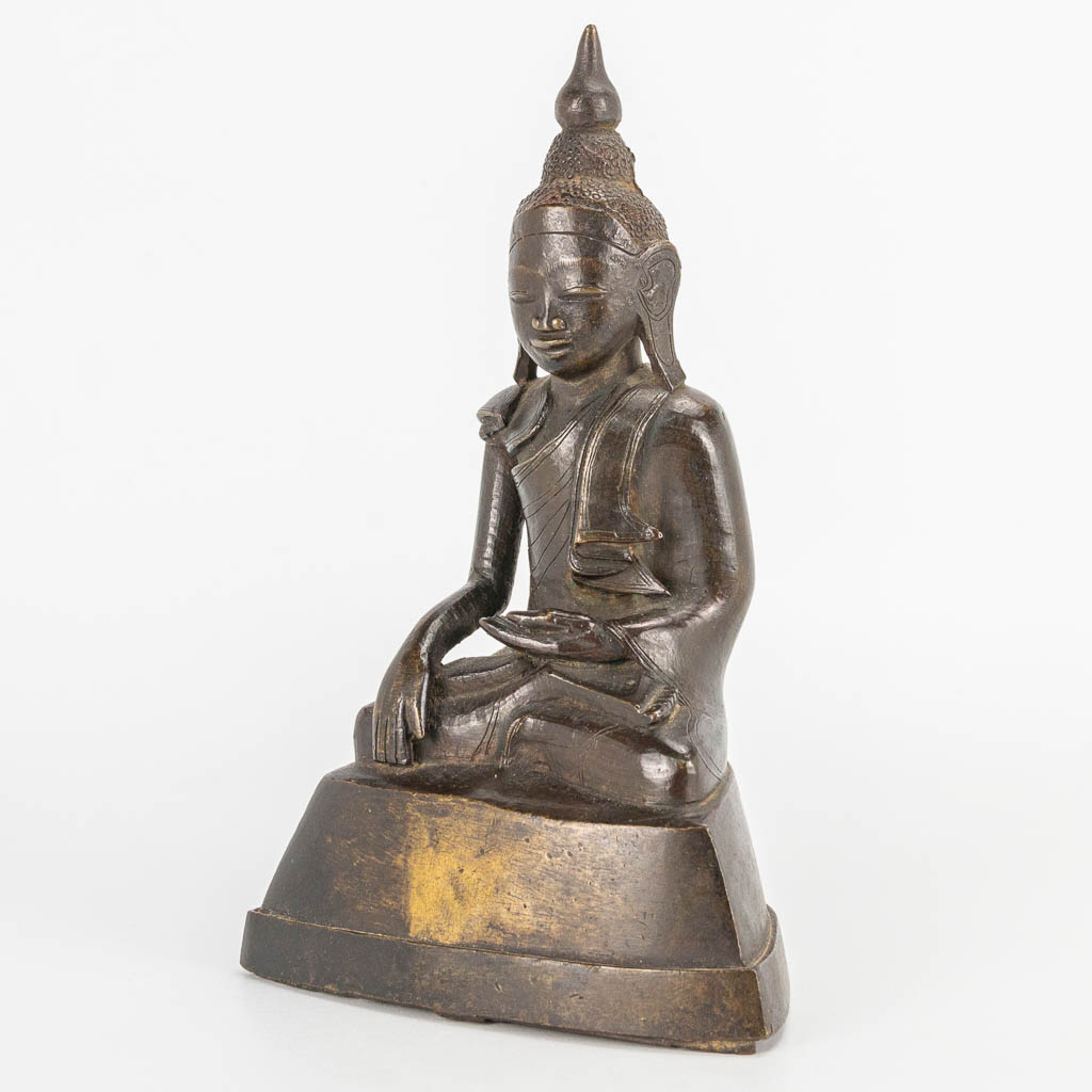 An antique Oriental Buddha, made of patinated bronze. (6 x 11,5 x 18 cm) - Image 5 of 12