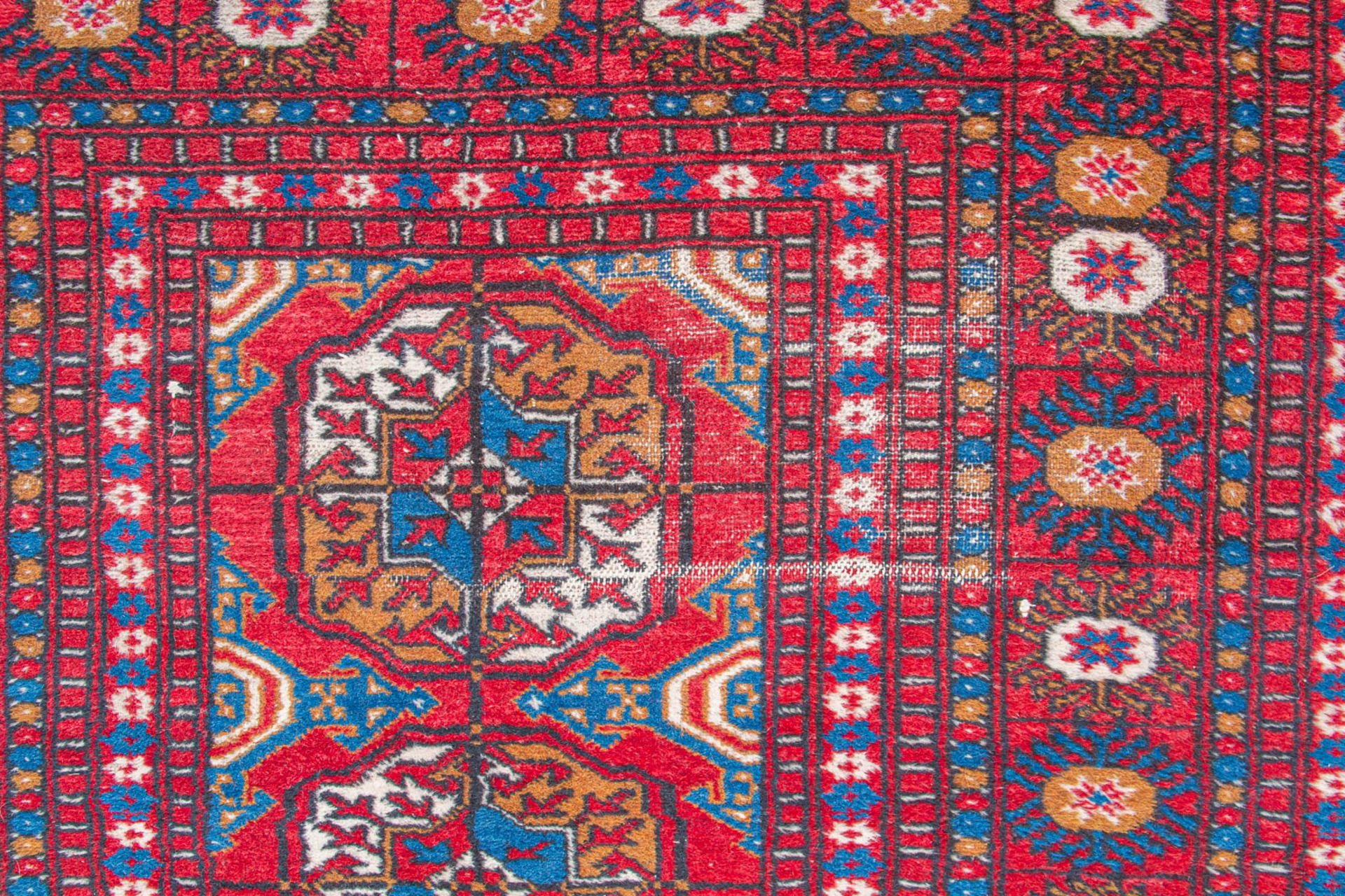 An Oriental hand-made carpet runner. Bokhara / Turkaman. (98 x 278 cm) - Image 4 of 6