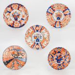 A collection of 5 Imari display plates made of Japanese porcelain. (4,5 x 30 cm)