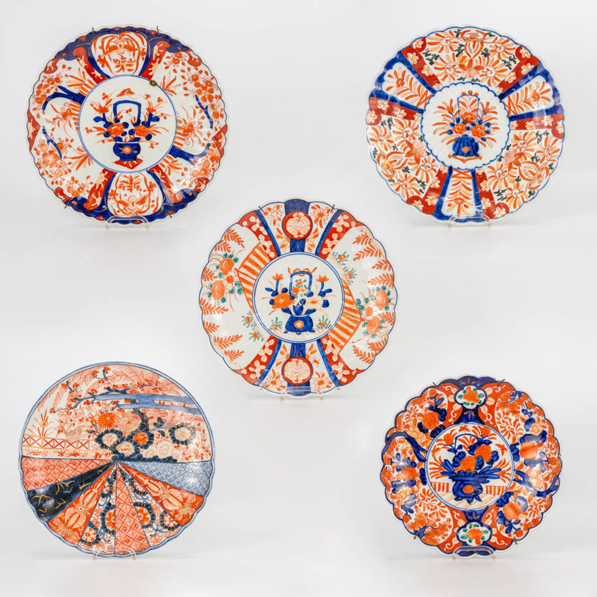 A collection of 5 Imari display plates made of Japanese porcelain. (4,5 x 30 cm)