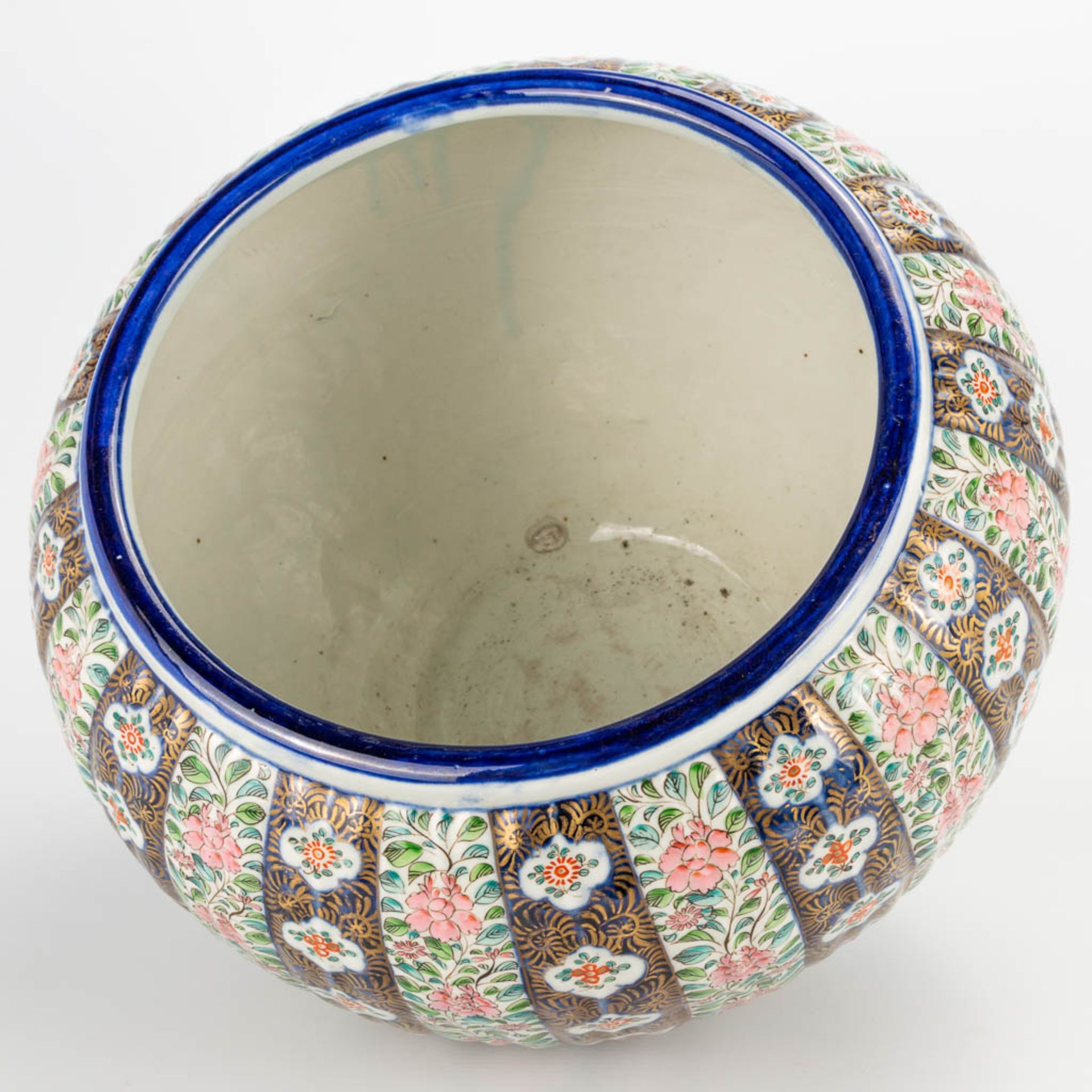 A large Japanese cache-pot, with hand-painted floral decor. (30 x 36 cm) - Bild 5 aus 12