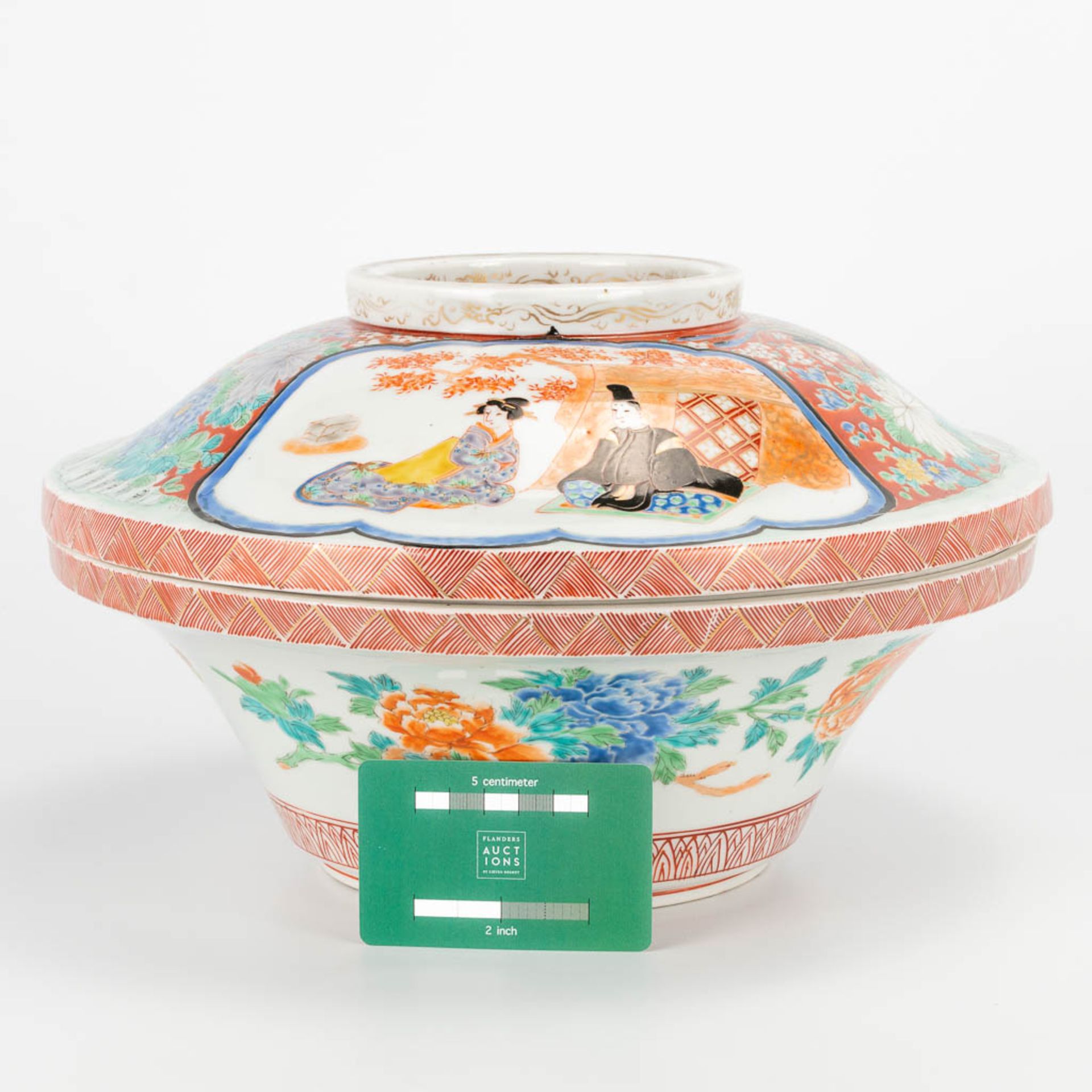 A collection of 2 pieces Japanese: Porcelain Imari rice bowl and a bronze vide poche. (20 x 33 cm) - Image 18 of 30