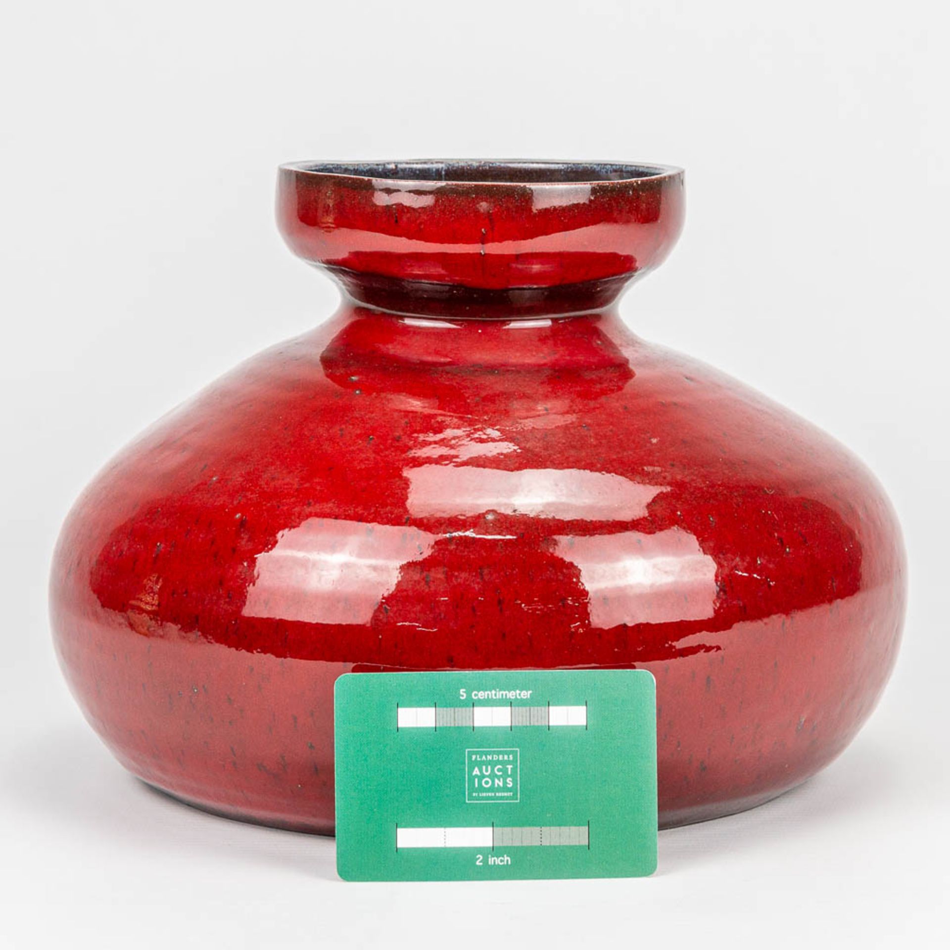 Leon GOOSSENS (XX) A vase made of red glazed ceramics. (18 x 26 cm) - Image 2 of 5